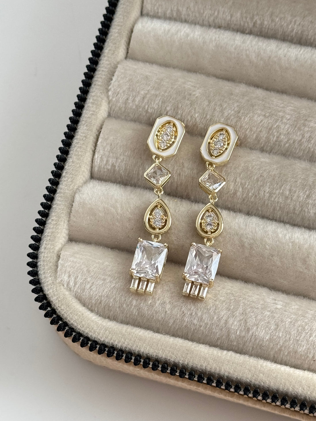 İTHAL BAGET TAŞLI GOLD KÜPE