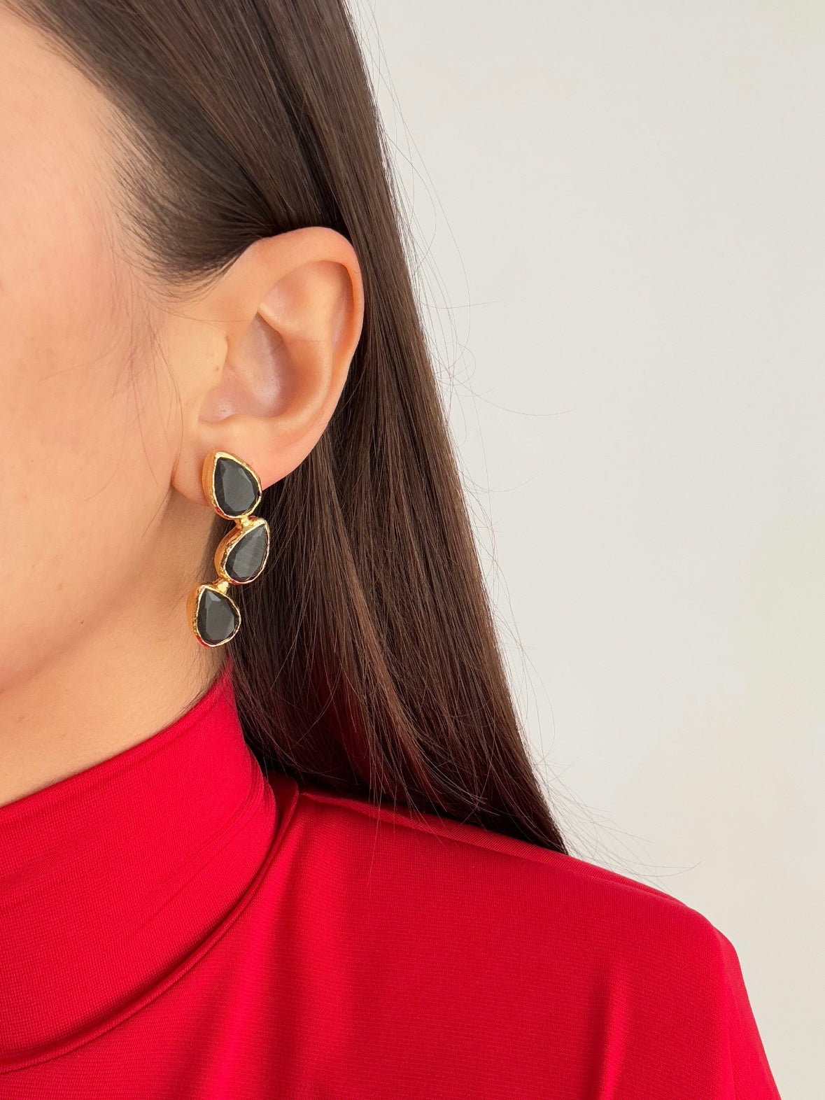 DOĞAL TAŞ DETAYLI DAMLA MODEL SİYAH ALTIN KAPLAMA KÜPE