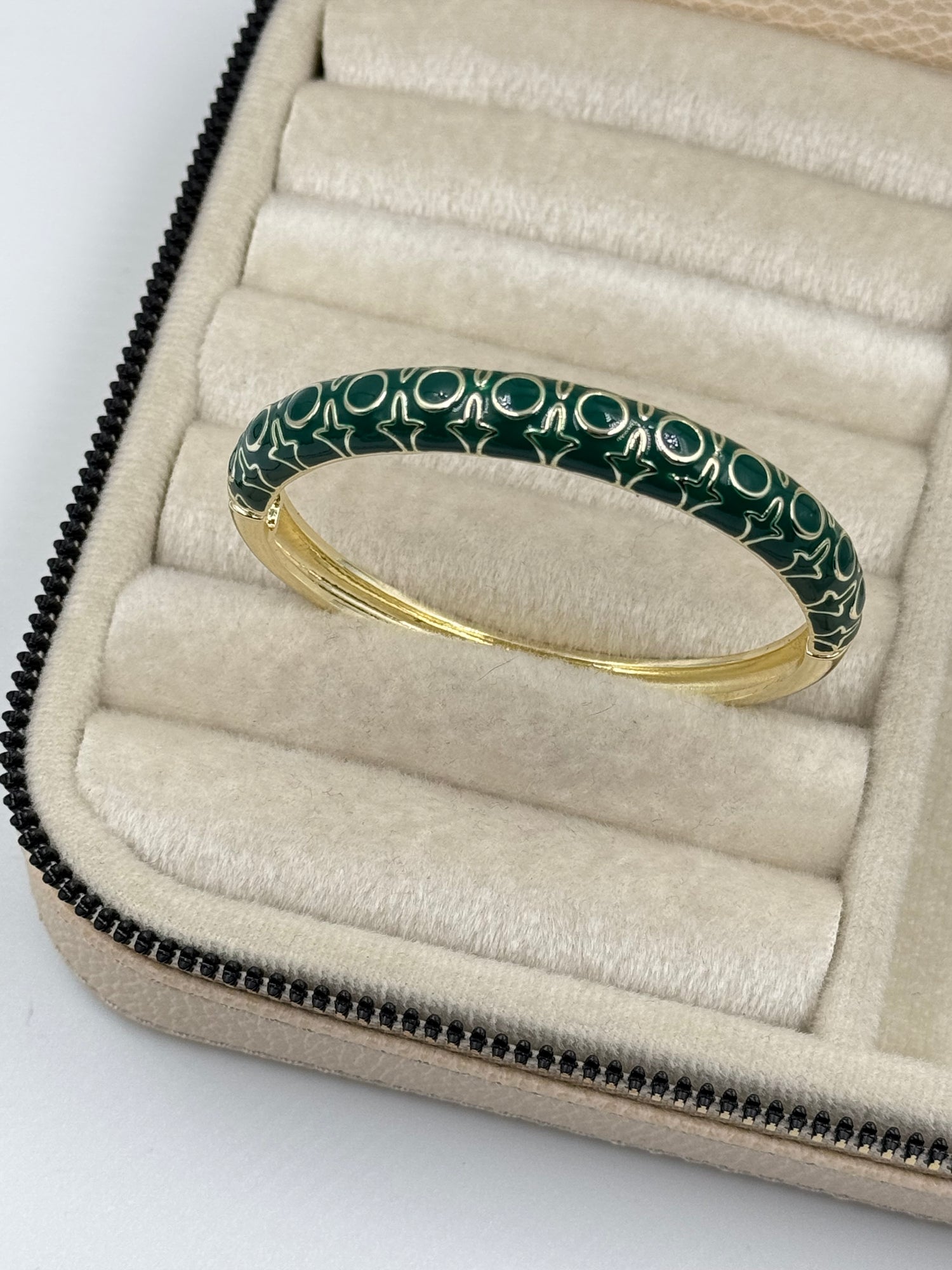 İTHAL YEŞİL MİNELİ TAŞ DETAYLI GOLD KELEPÇE BİLEZİK