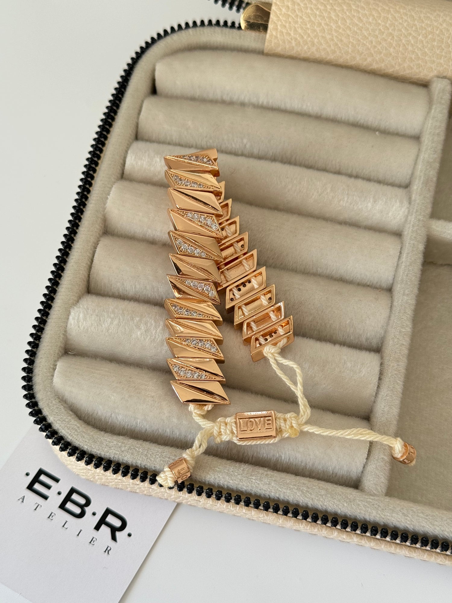 İTHAL ZİKZAK DETAYLI TAŞLI GOLD BEYAZ İPLİ BİLEKLİK