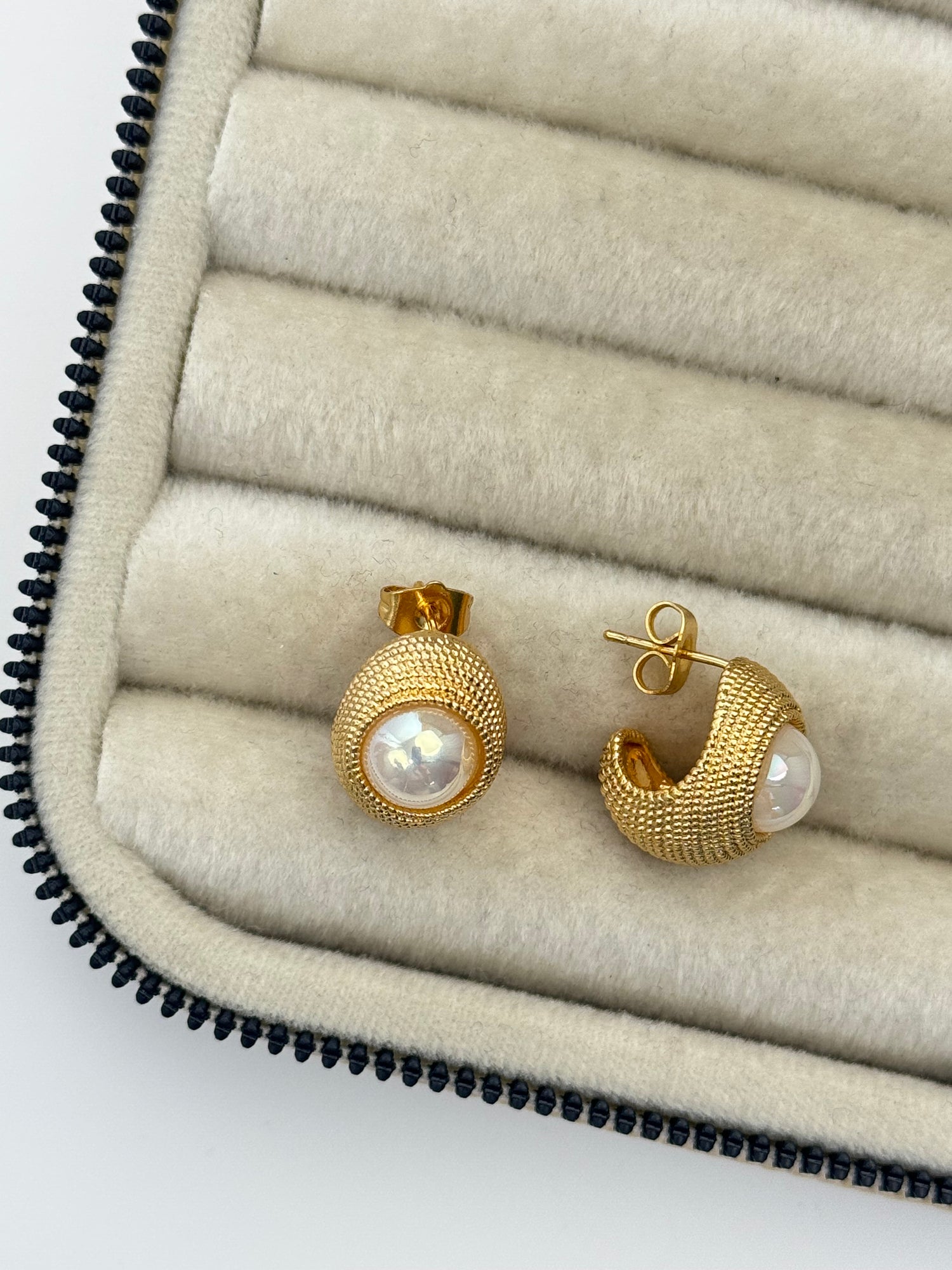 İTHAL İNCİ DETAYLI GOLD KÜPE