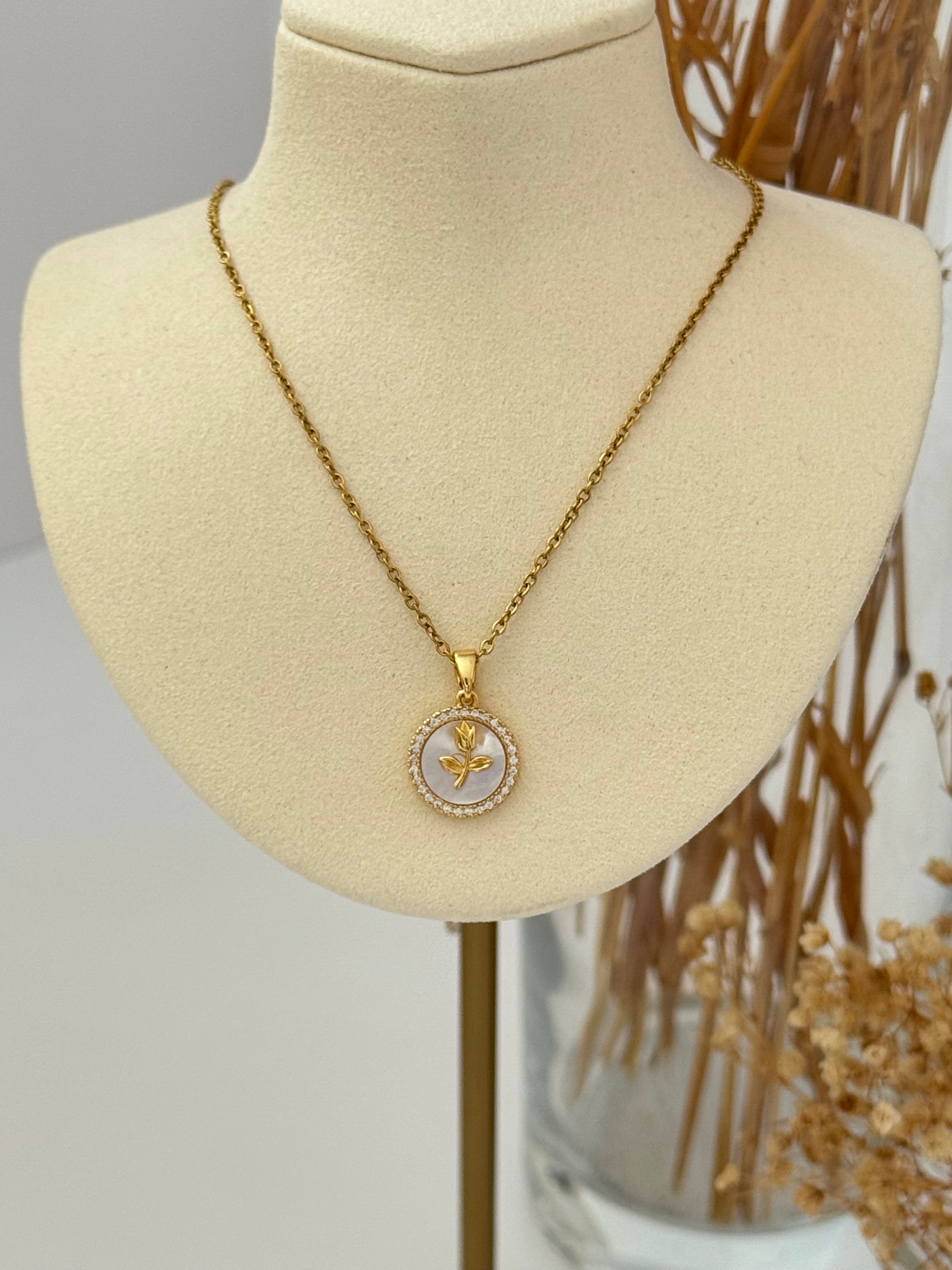 GÜL DETAYLI GOLD ÇELİK KOLYE