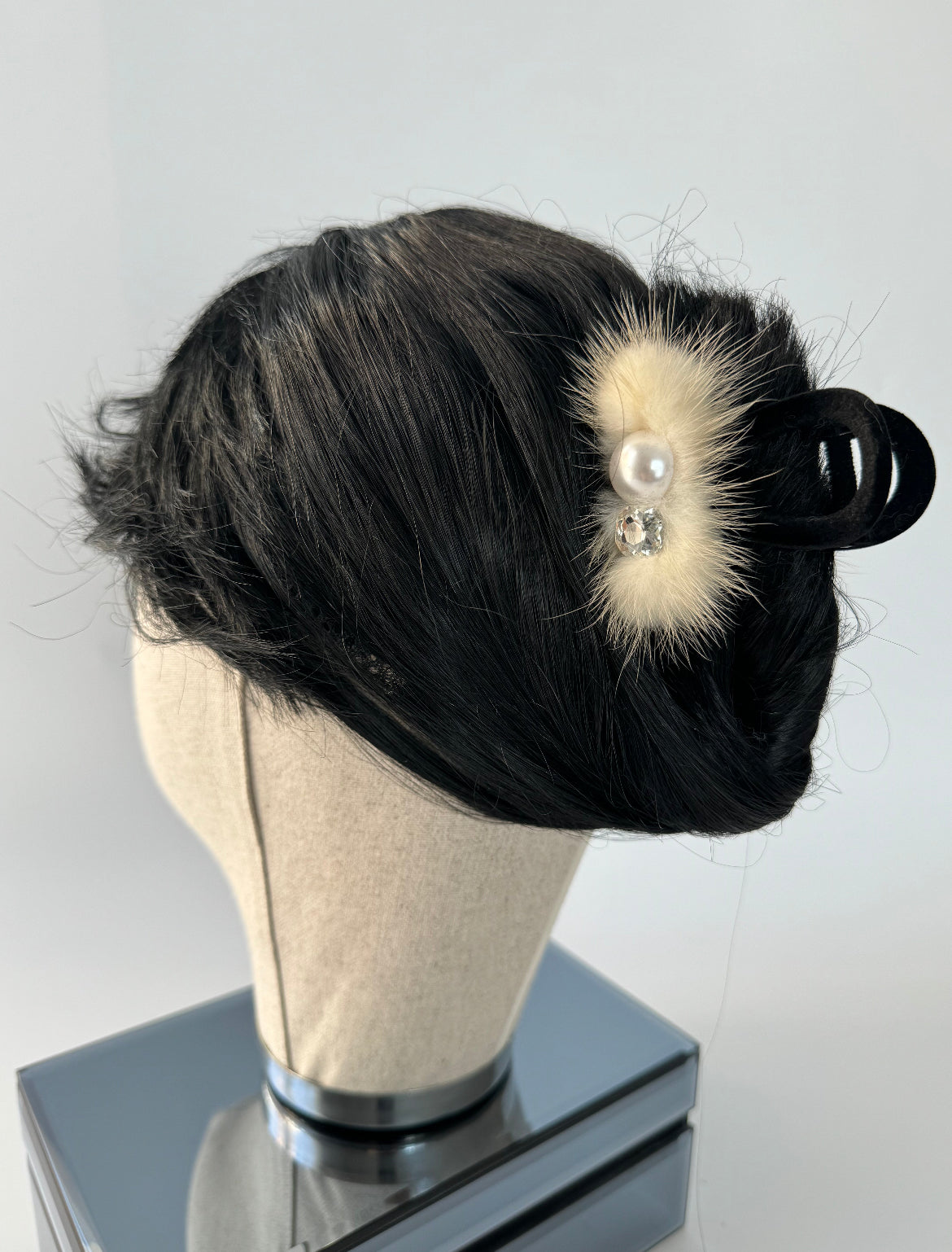 İTHAL KREM TÜY DETAYLI KADİFE MANDAL TOKA