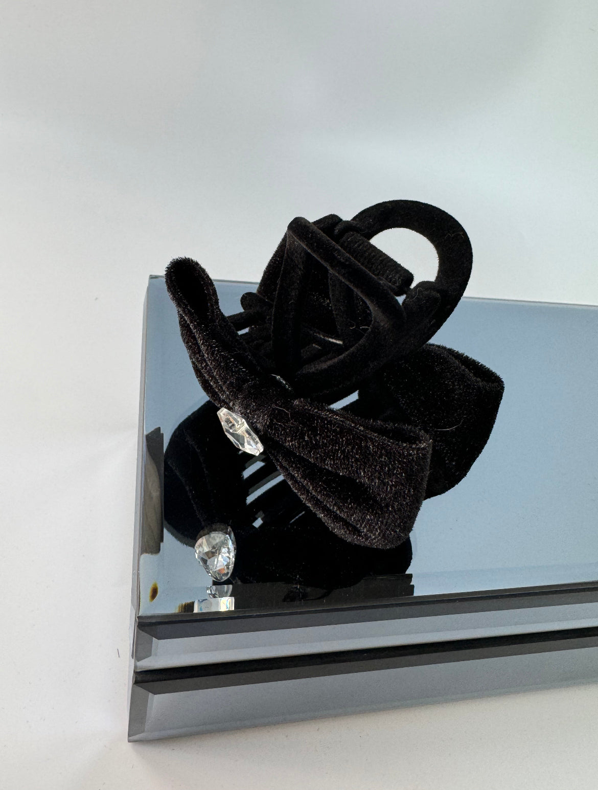 İTHAL SİYAH FİYONK KADİFE KALP DETAYLI MANDAL TOKA