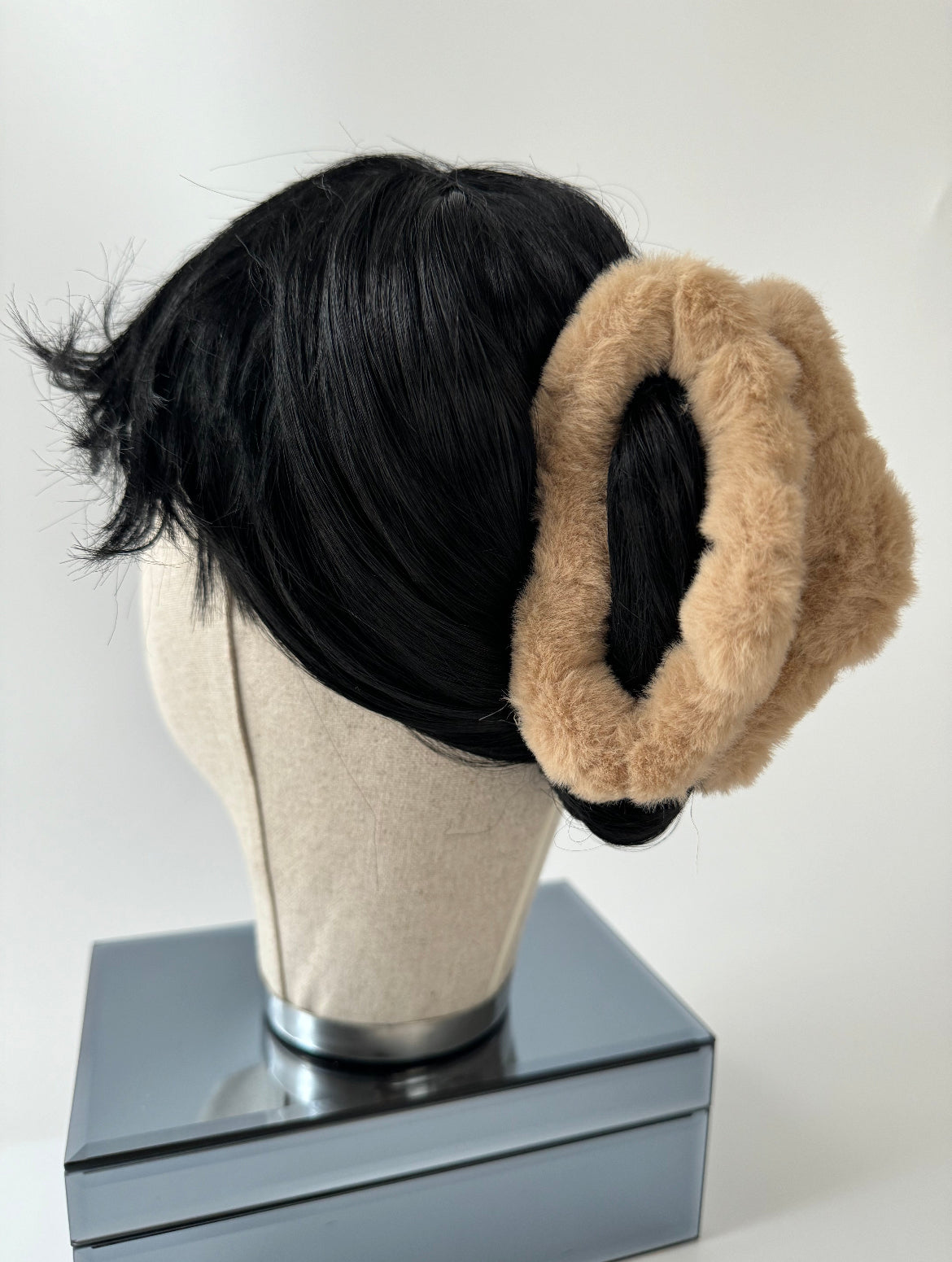 İTHAL DEVE TÜYÜ RENGİ AMORF PELUŞ MANDAL TOKA