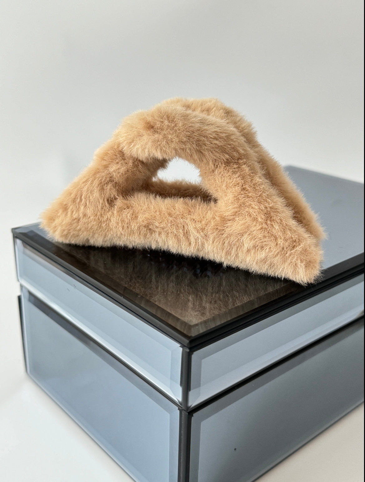 İTHAL DEVE TÜYÜ RENGİ ÜÇGEN PELUŞ MANDAL TOKA