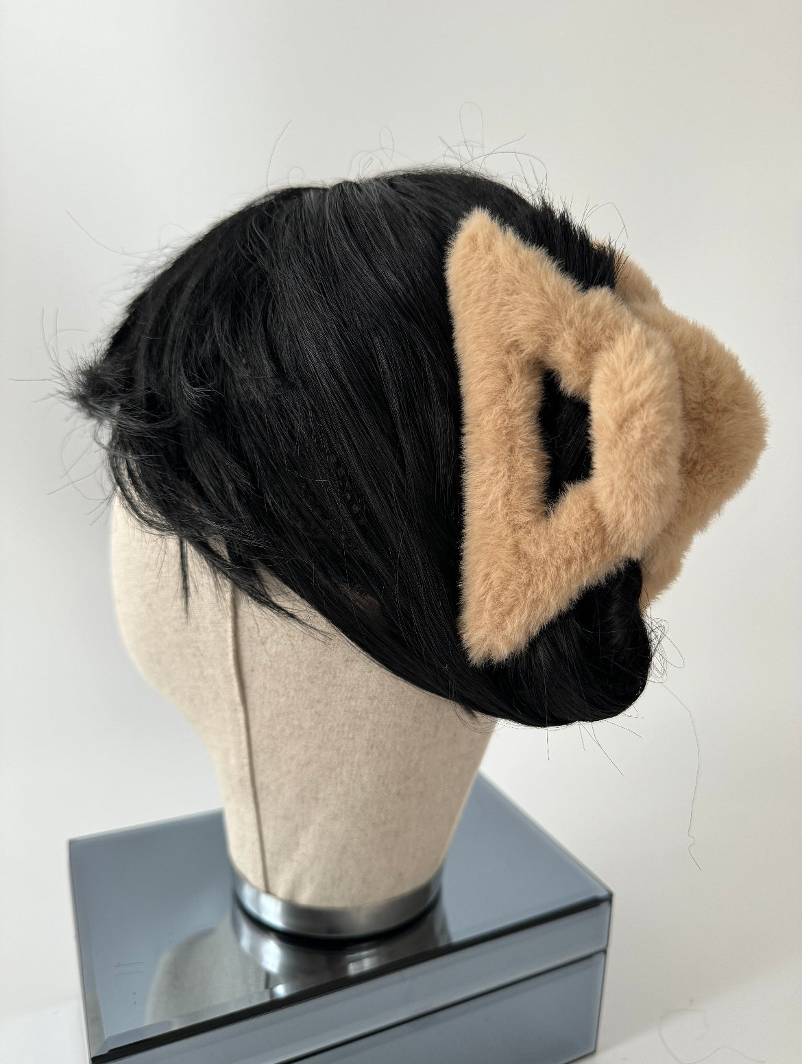 İTHAL DEVE TÜYÜ RENGİ ÜÇGEN PELUŞ MANDAL TOKA