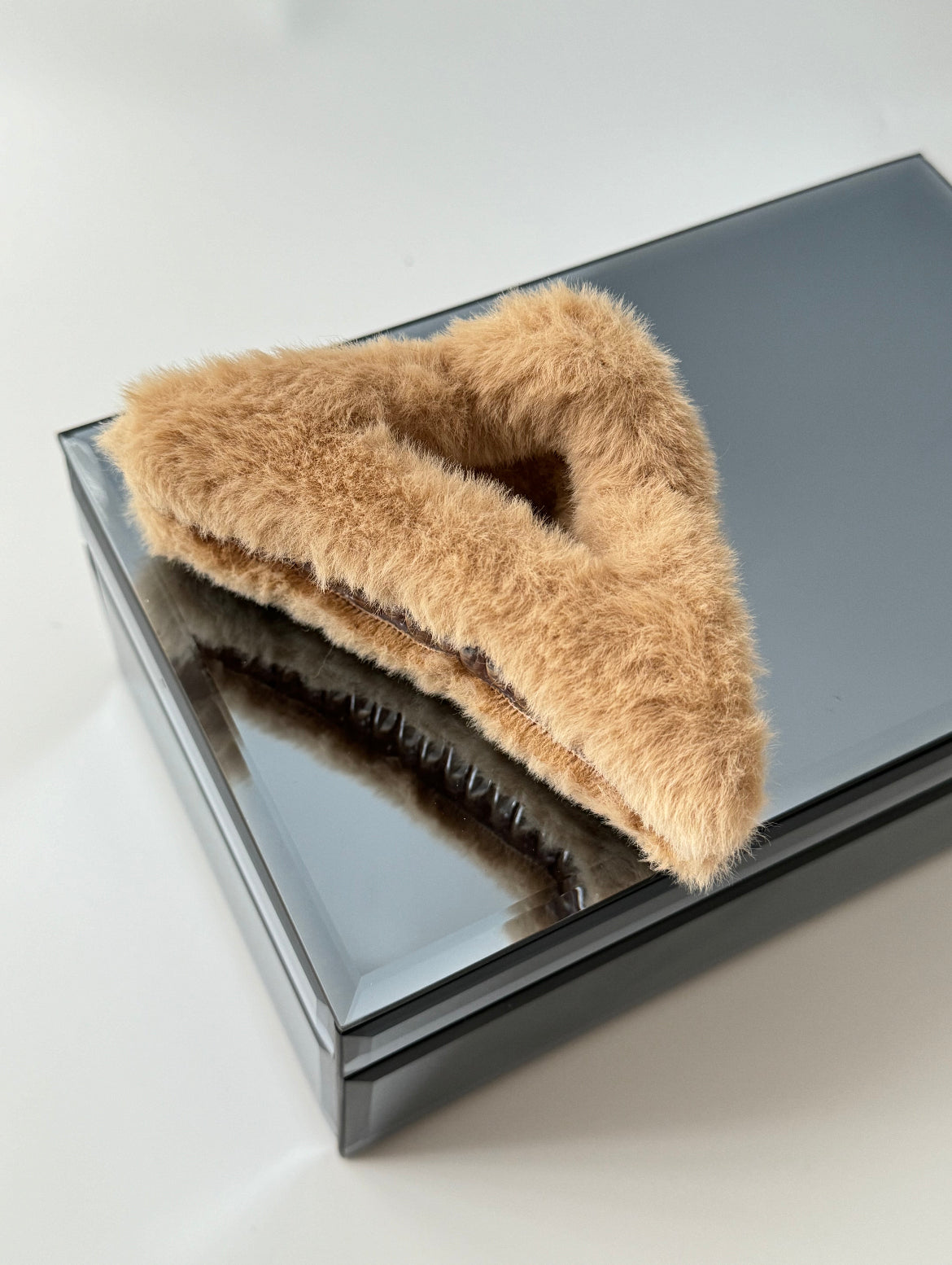 İTHAL DEVE TÜYÜ RENGİ ÜÇGEN PELUŞ MANDAL TOKA