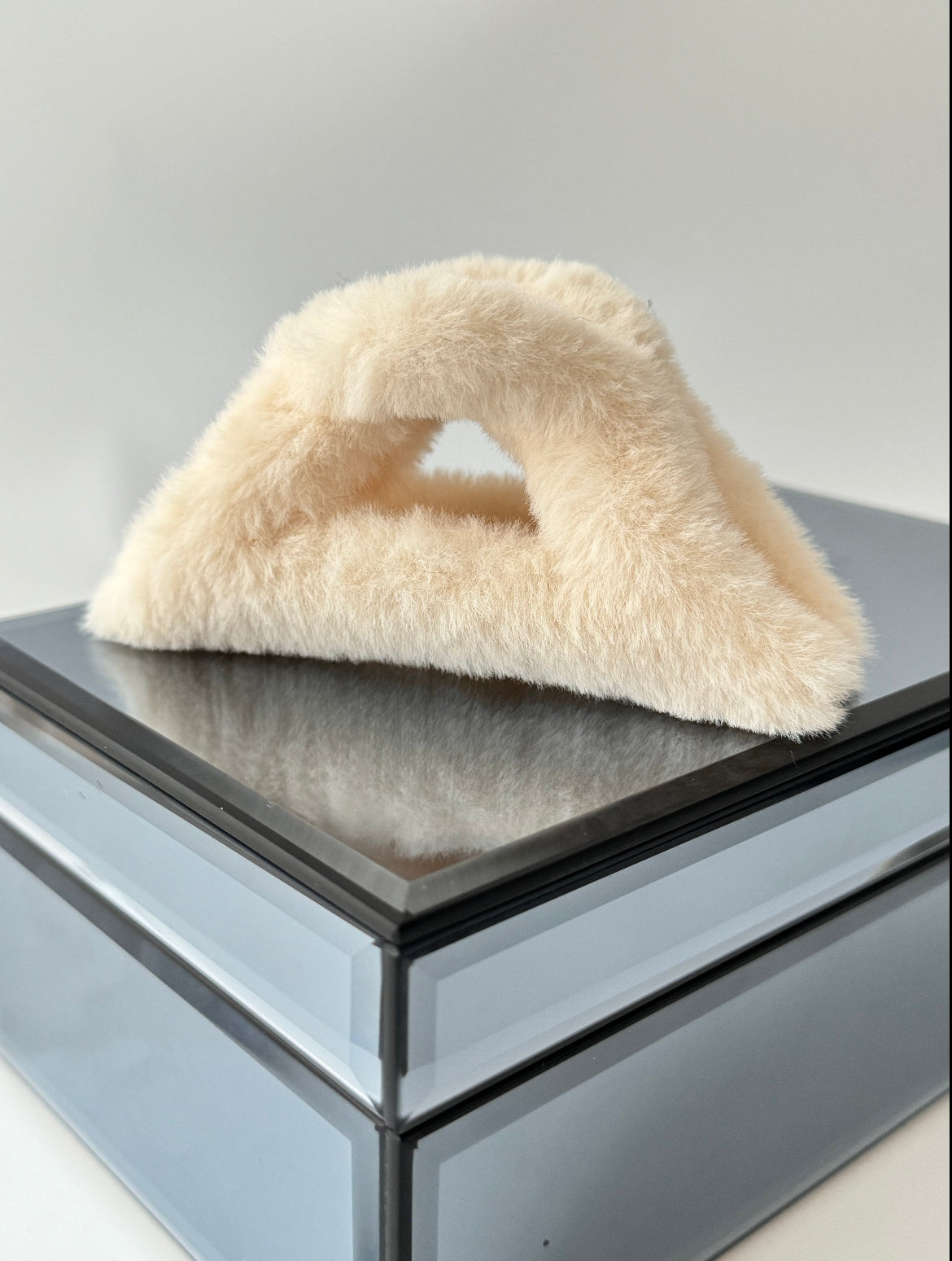 İTHAL KREM ÜÇGEN PELUŞ MANDAL TOKA