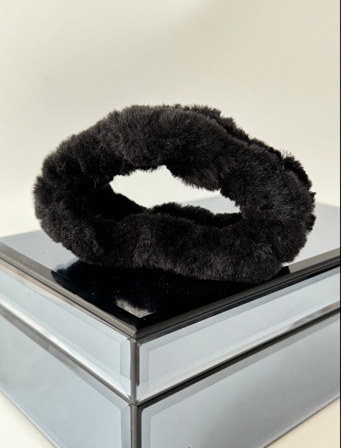 İTHAL SİYAH AMORF PELUŞ MANDAL TOKA