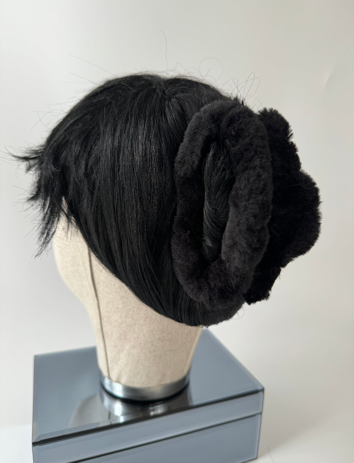 İTHAL SİYAH AMORF PELUŞ MANDAL TOKA