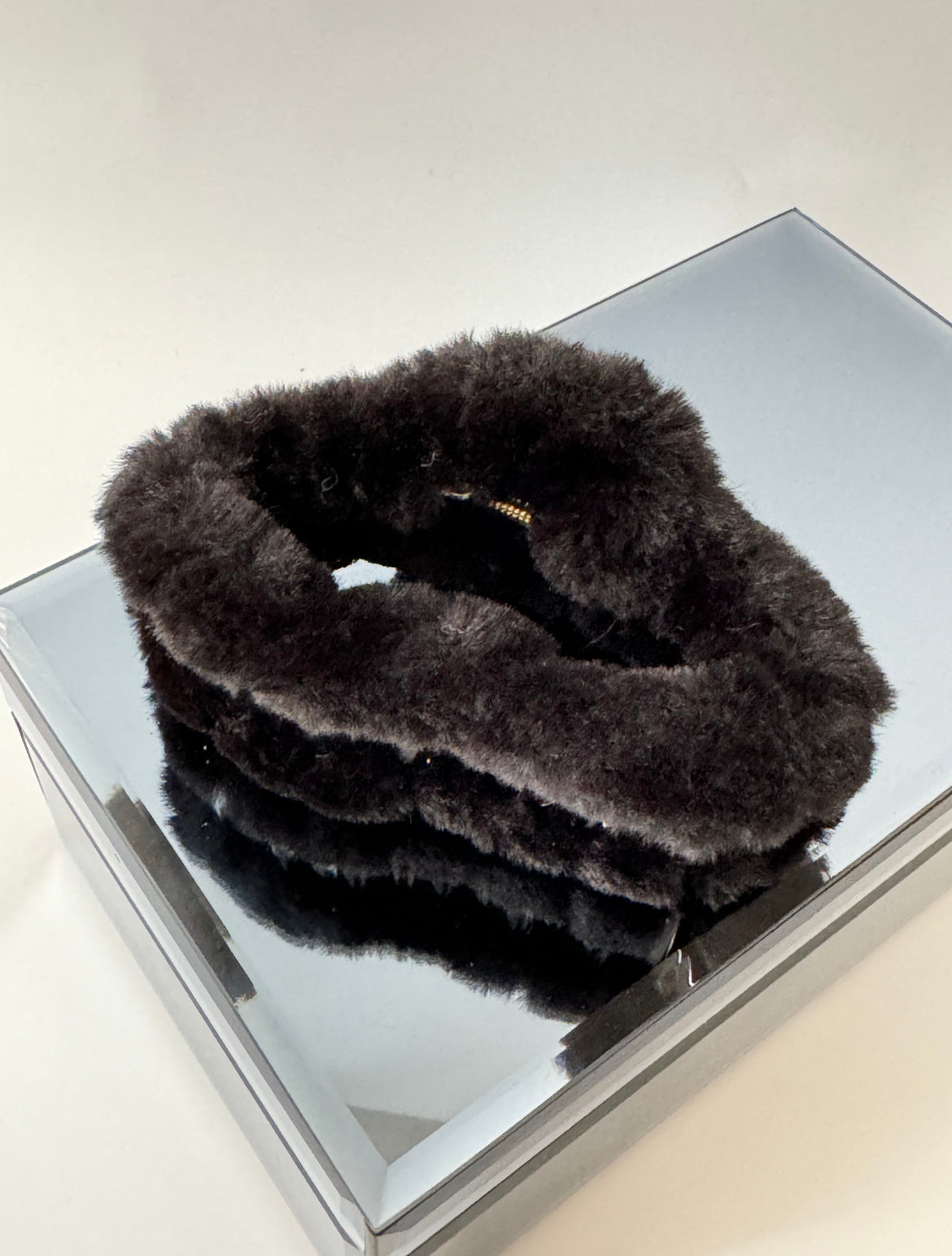 İTHAL SİYAH AMORF PELUŞ MANDAL TOKA