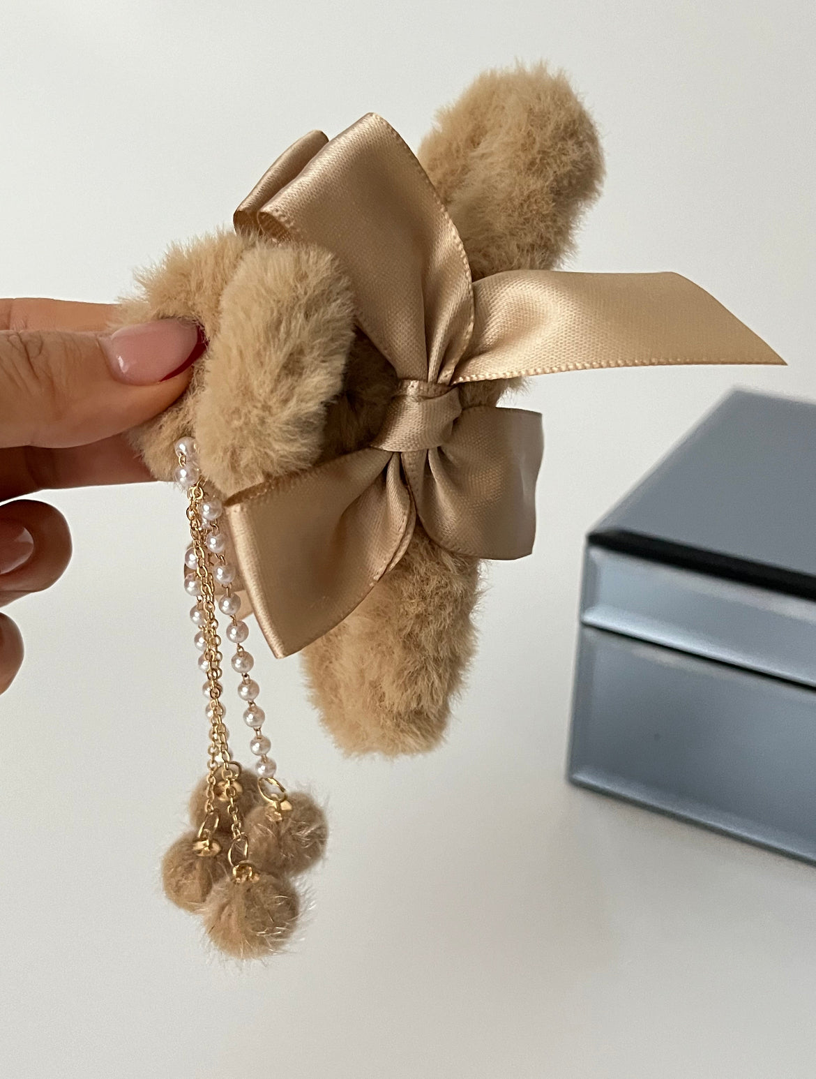 İTHAL PONPON SALLANTILI KAHVERENGİ PELUŞ MANDAL TOKA