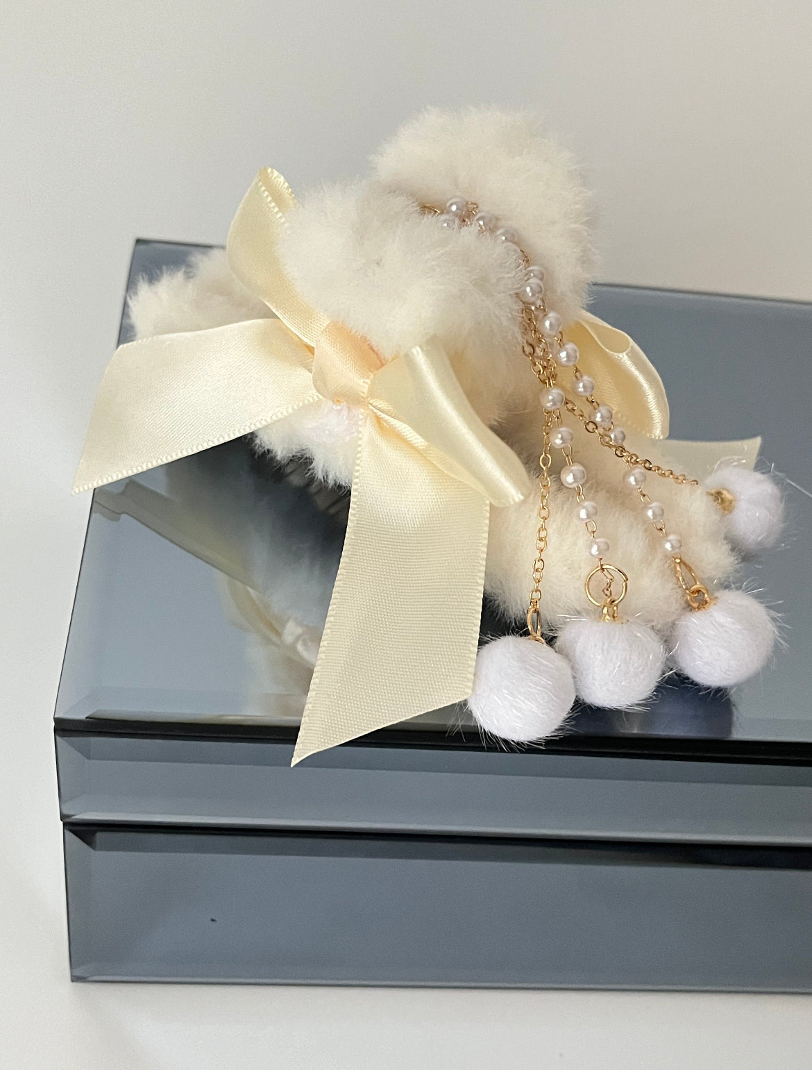 İTHAL PONPON SALLANTILI KREM PELUŞ MANDAL TOKA