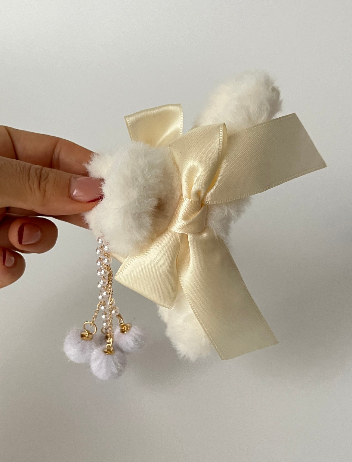 İTHAL PONPON SALLANTILI KREM PELUŞ MANDAL TOKA