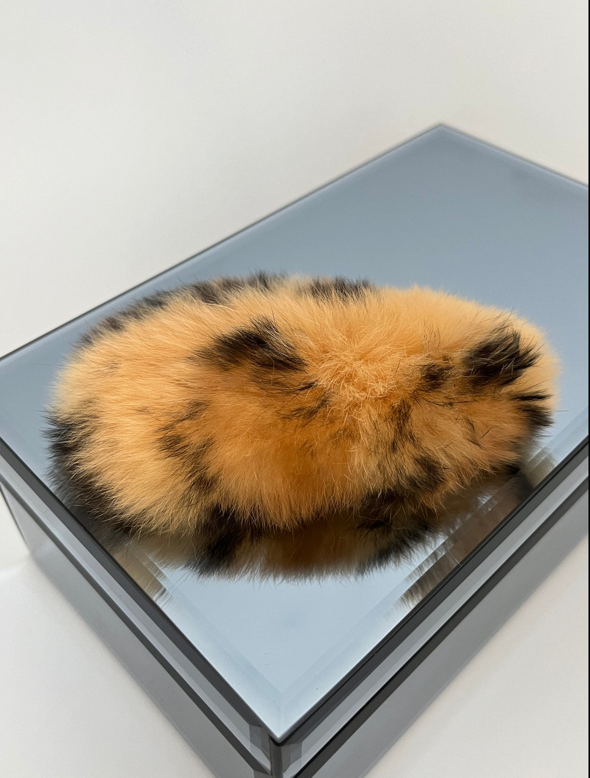 İTHAL TAVŞAN TÜYLÜ AÇIK KAHVERENGİ LEAOPARLI PELUŞ ÇITÇIT TOKA