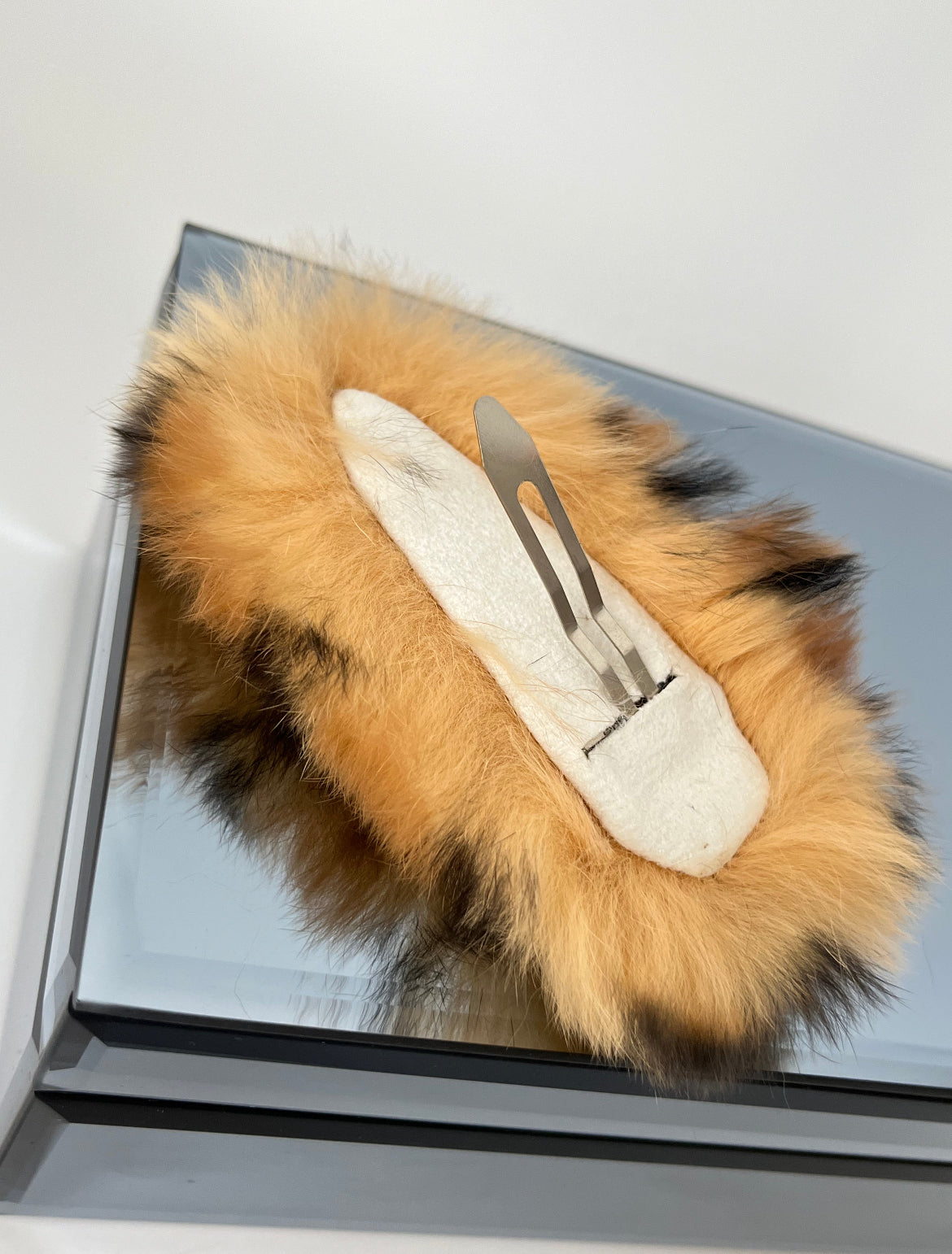 İTHAL TAVŞAN TÜYLÜ AÇIK KAHVERENGİ LEAOPARLI PELUŞ ÇITÇIT TOKA