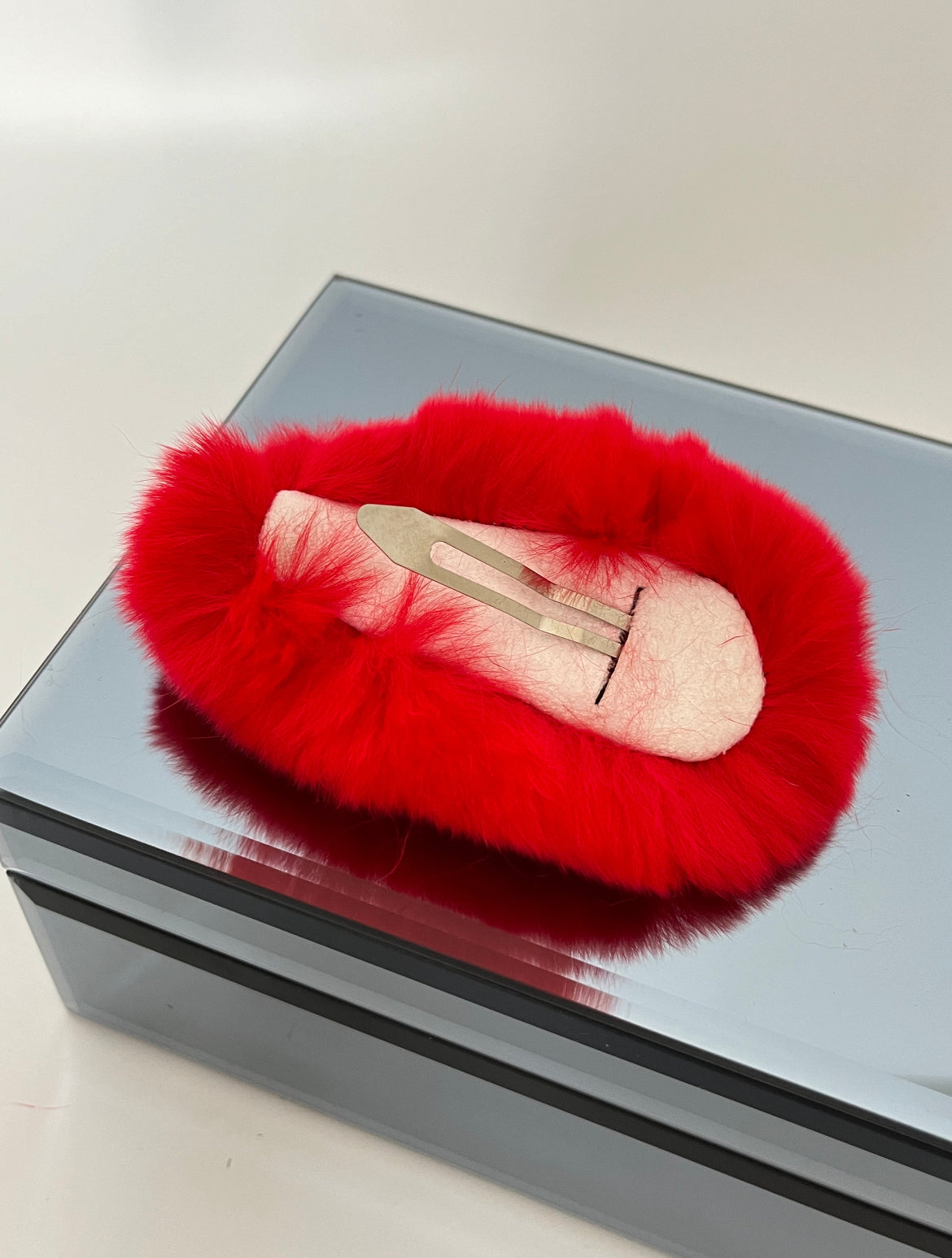 İTHAL TAVŞAN TÜYLÜ AÇIK KIRMIZI PELUŞ ÇITÇIT TOKA