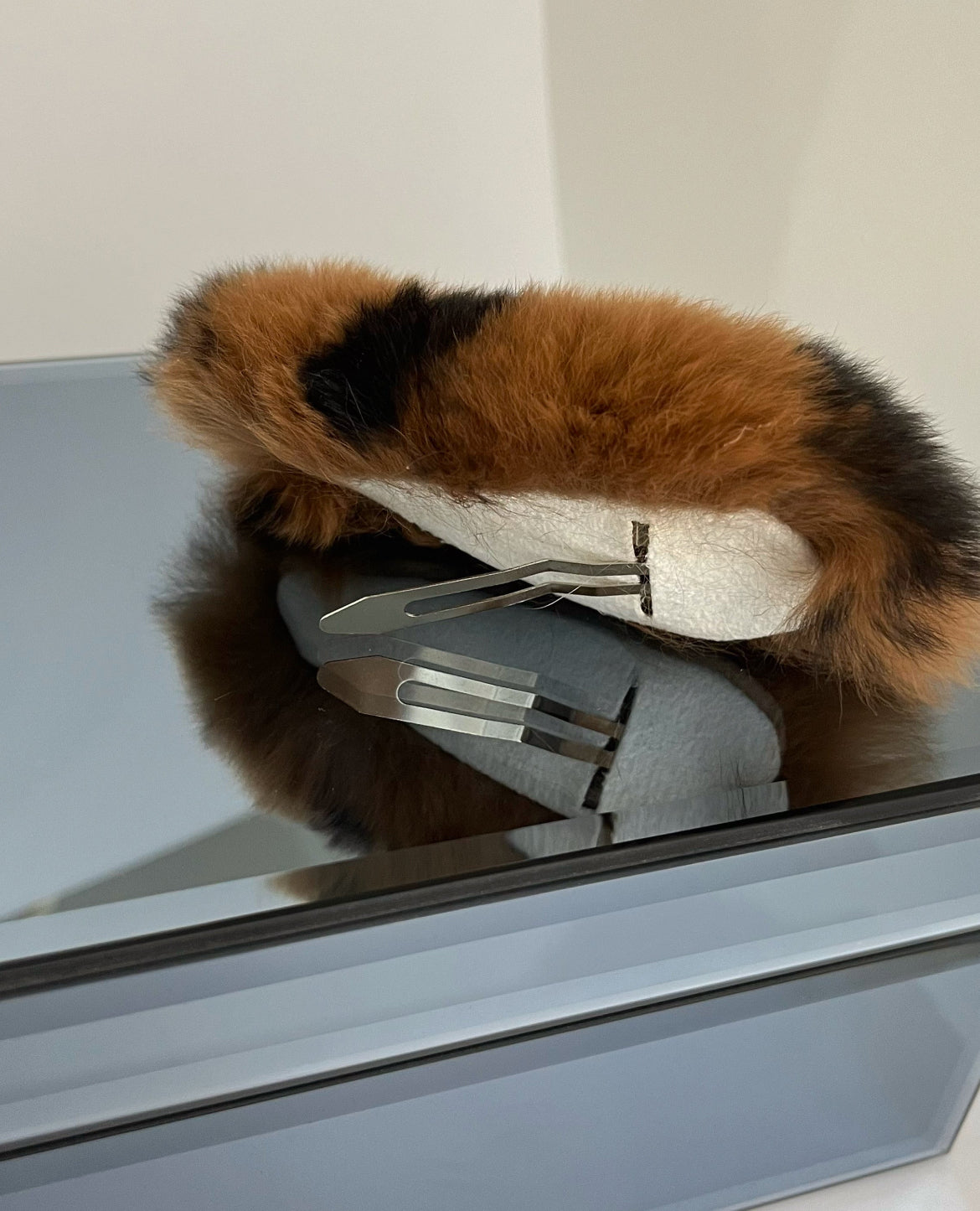 İTHAL TAVŞAN TÜYLÜ KOYU KAHVERENGİ LEAOPARLI PELUŞ ÇITÇIT TOKA