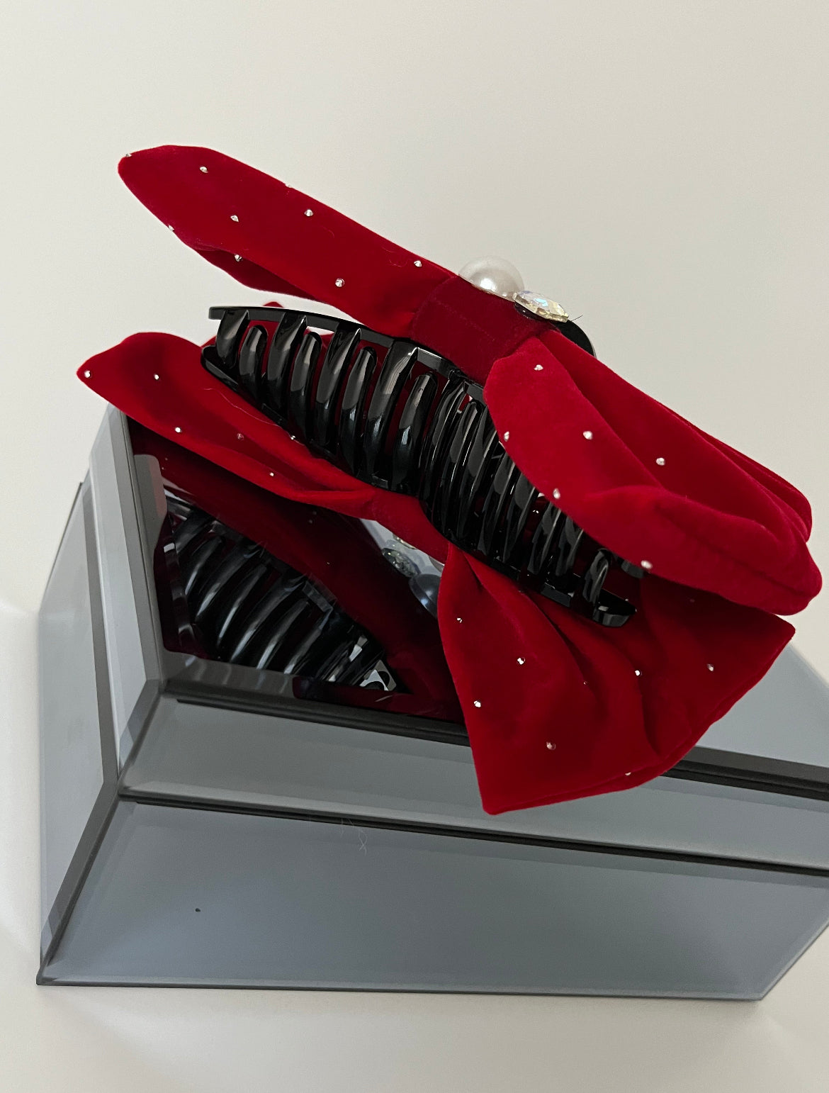 İTHAL BÜYÜK BOY KIRMIZI KADİFELİ FİYONK MANDAL TOKA