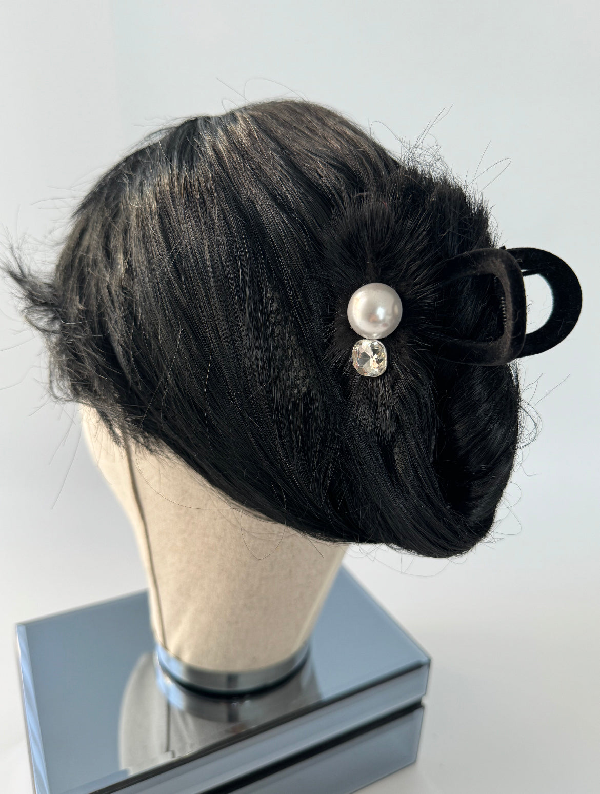 İTHAL SİYAH TÜY DETAYLI KADİFE MANDAL TOKA