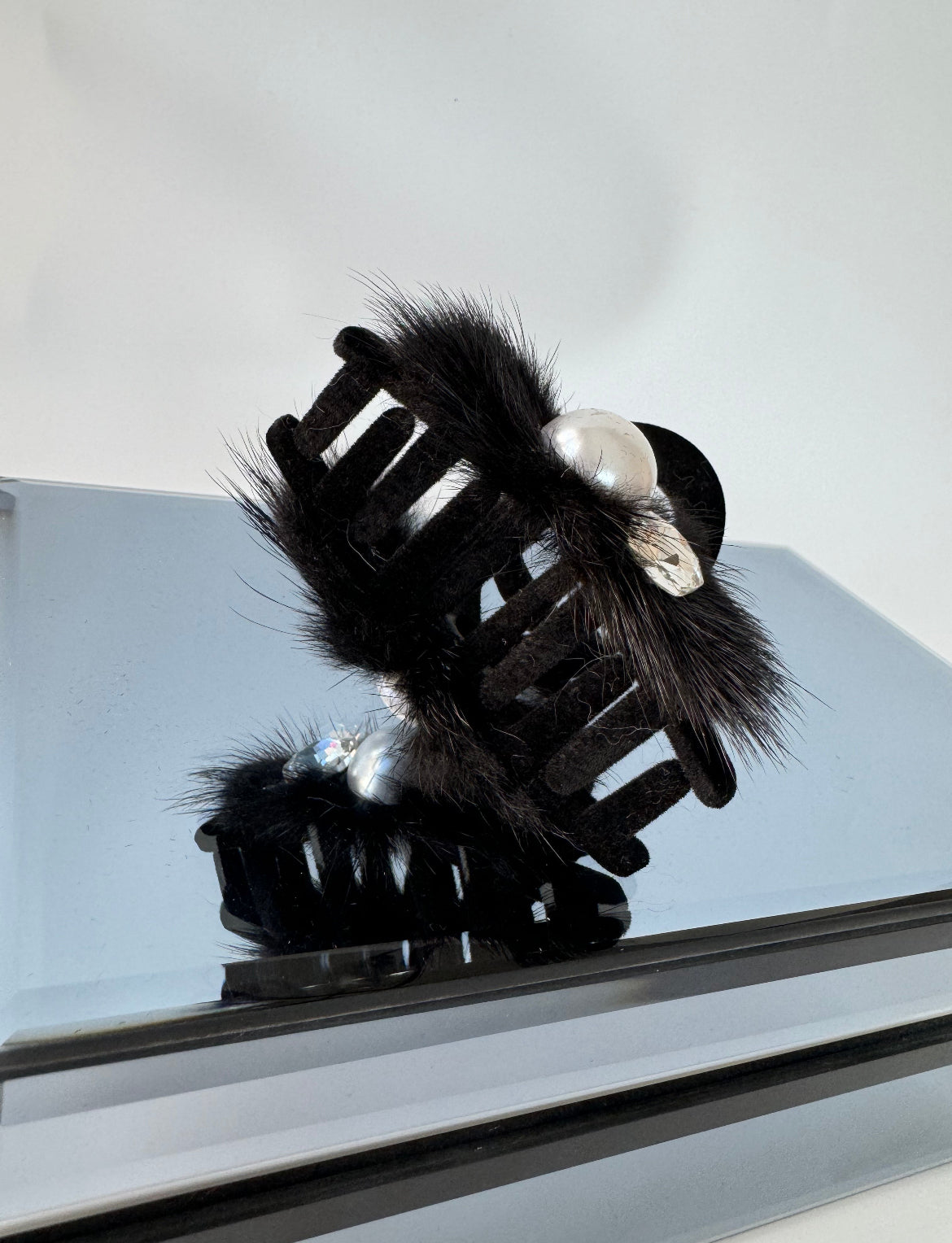 İTHAL SİYAH TÜY DETAYLI KADİFE MANDAL TOKA