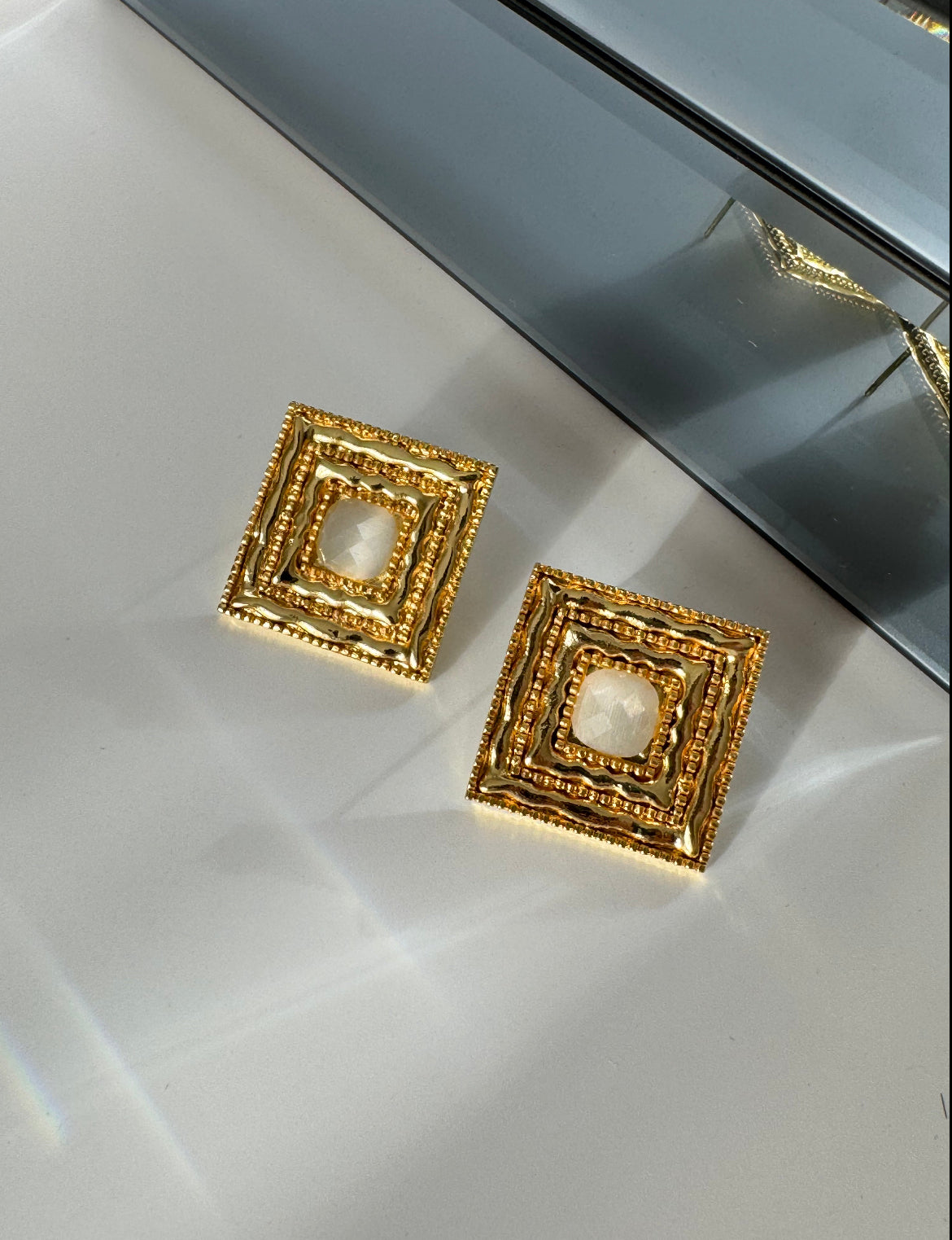 KARE MODEL BEYAZ TAŞLI ALTIN KAPLAMA KÜPE