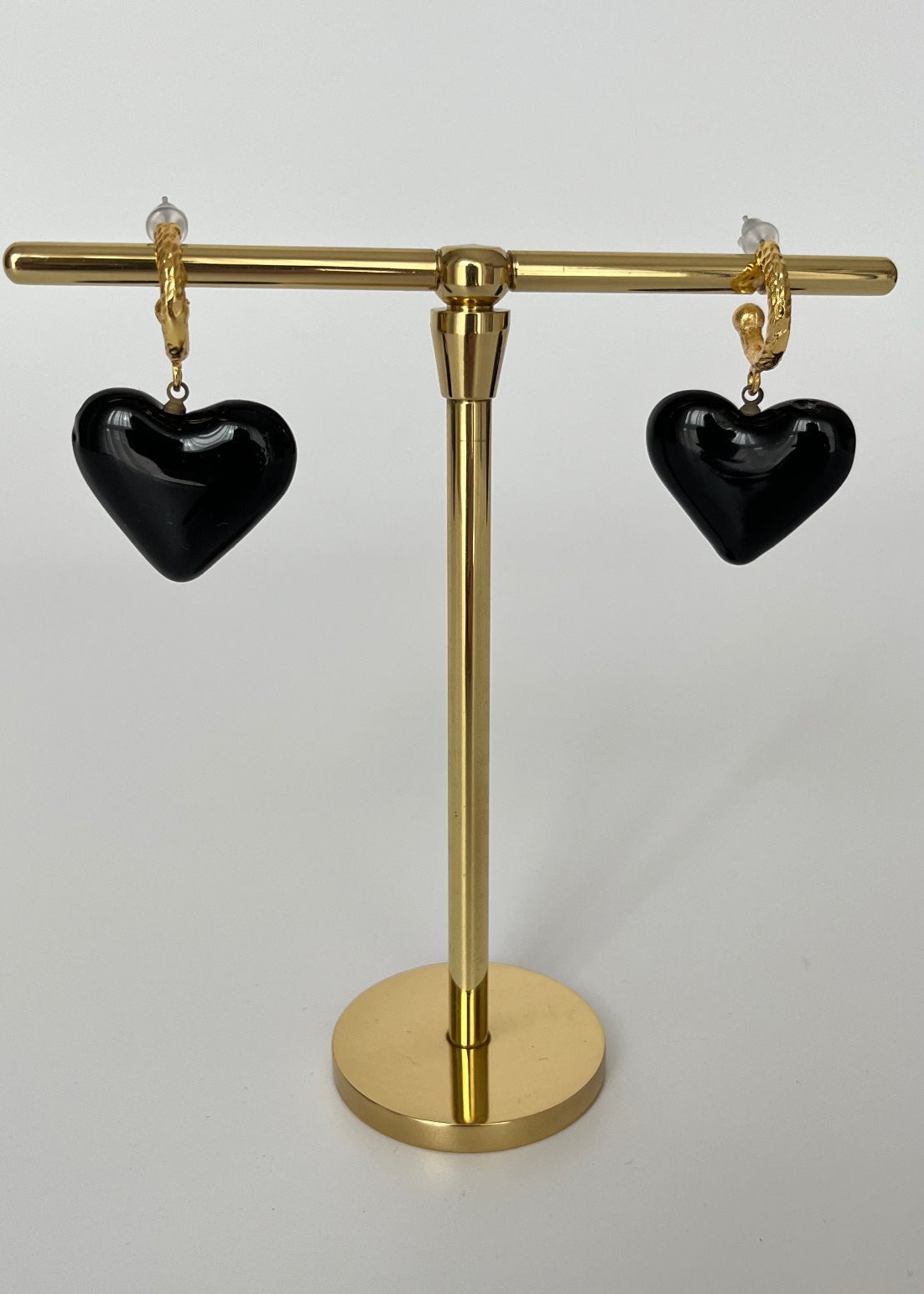 SİYAH KALPLİ CAM BONCUK DETAYLI ALTIN KAPLAMA KÜPE