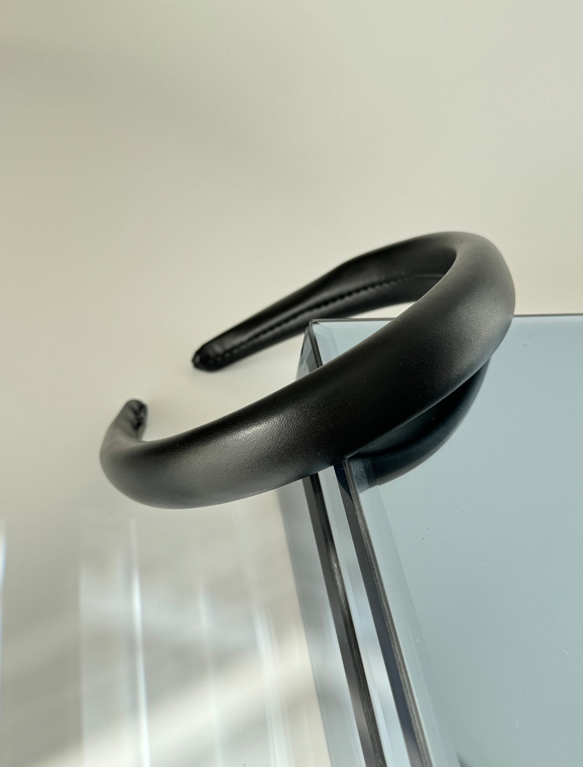 KİYA SİYAH DERİ İNCE TAÇ