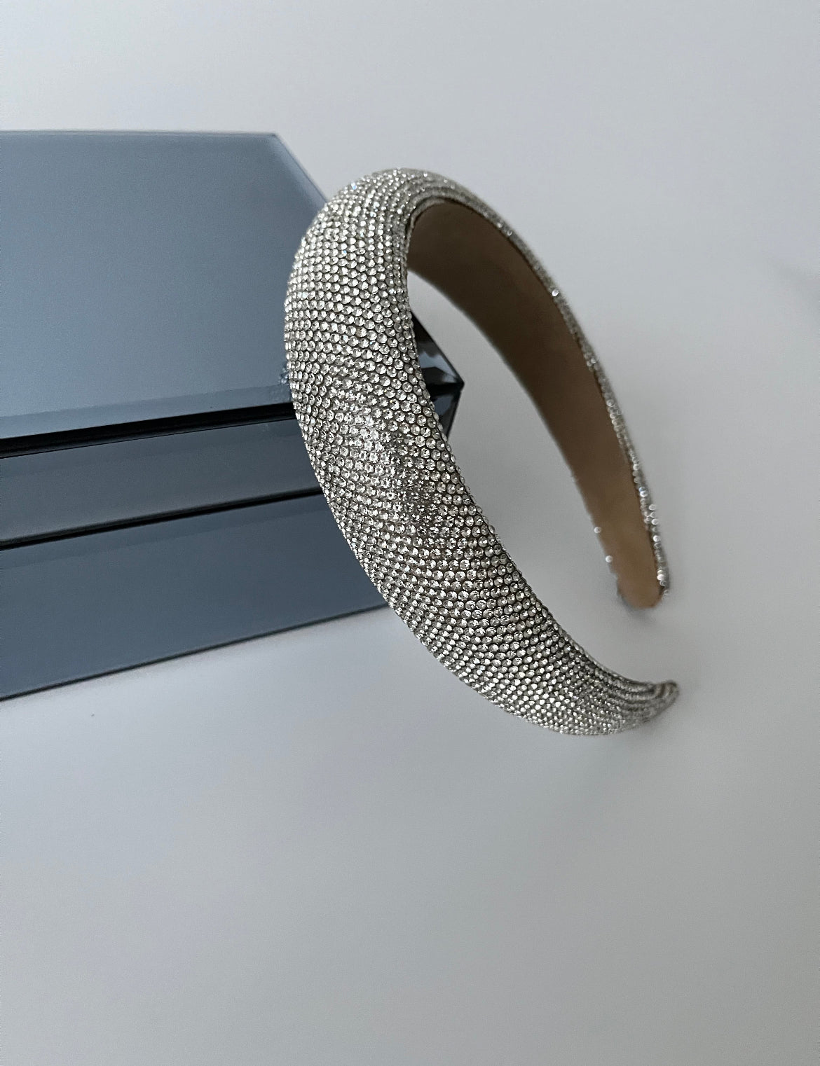 TİNA İTHAL BOMBELİ KRİSTAL TAŞLI SİLVER TAÇ