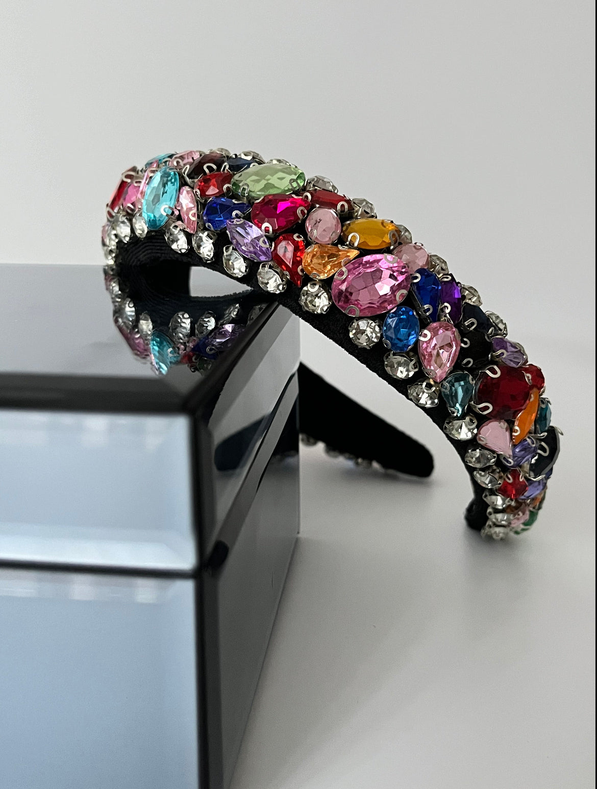 MAHNAZ İTHAL BOMBELİ RENKLİ TAŞLI TAÇ