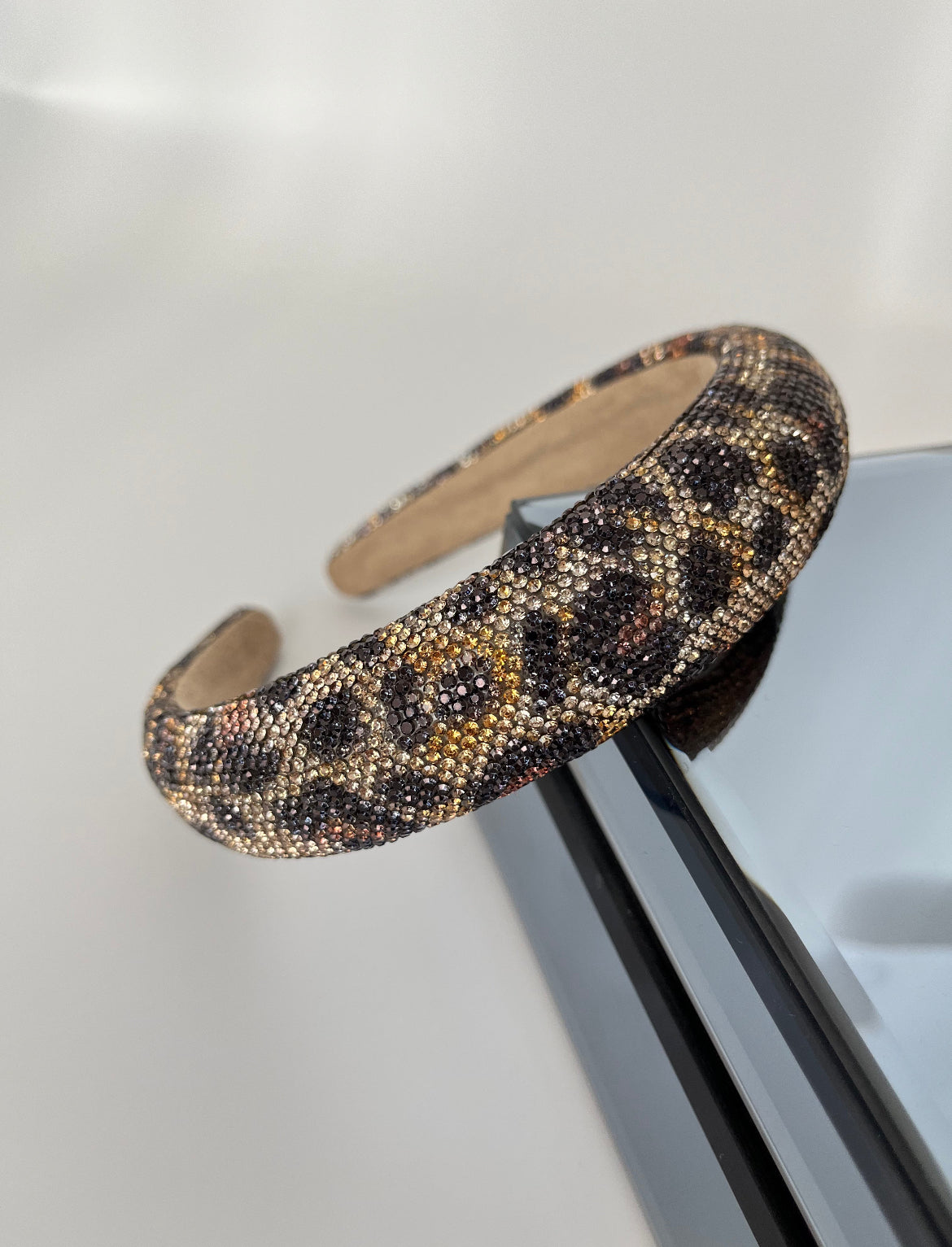 TİNA İTHAL BOMBELİ LEOPARLI KRİSTAL TAŞLI TAÇ