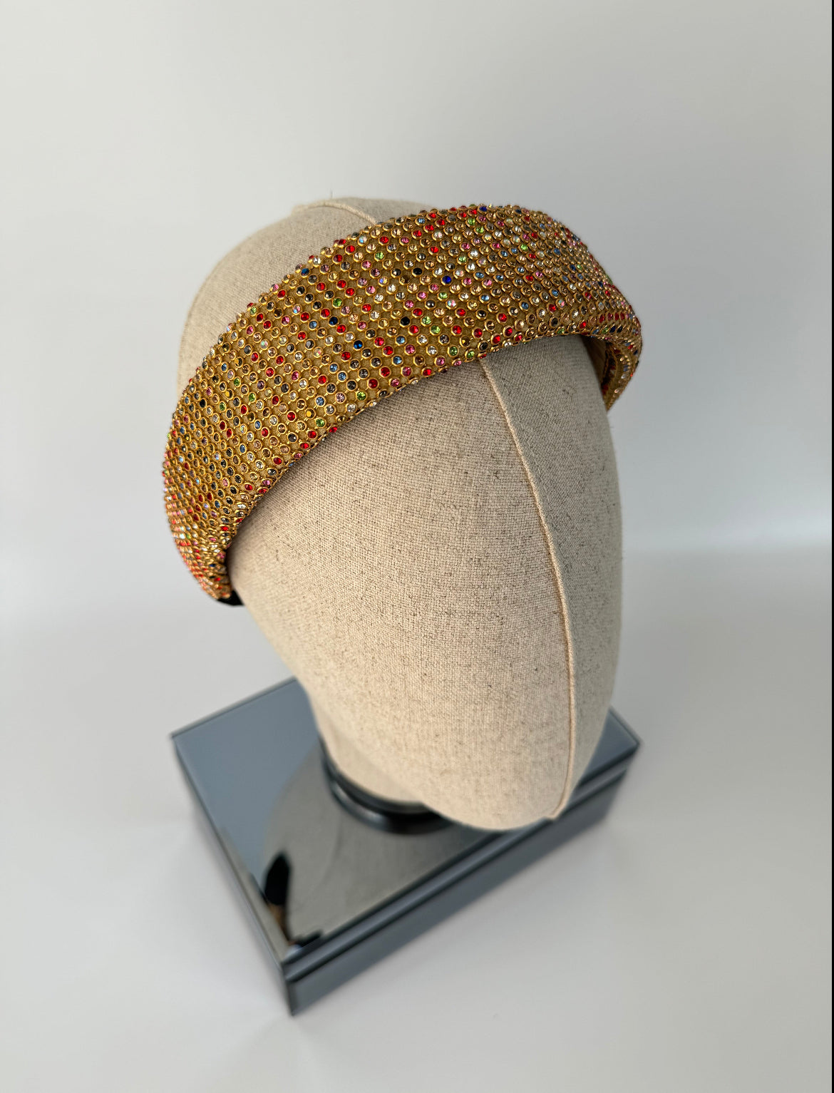 ROSA İTHAL GOLD RENKLİ TAŞLI KALIN TAÇ