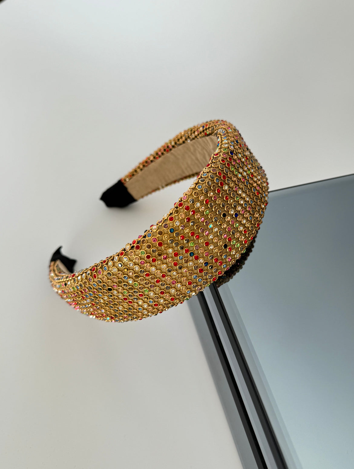 ROSA İTHAL GOLD RENKLİ TAŞLI KALIN TAÇ