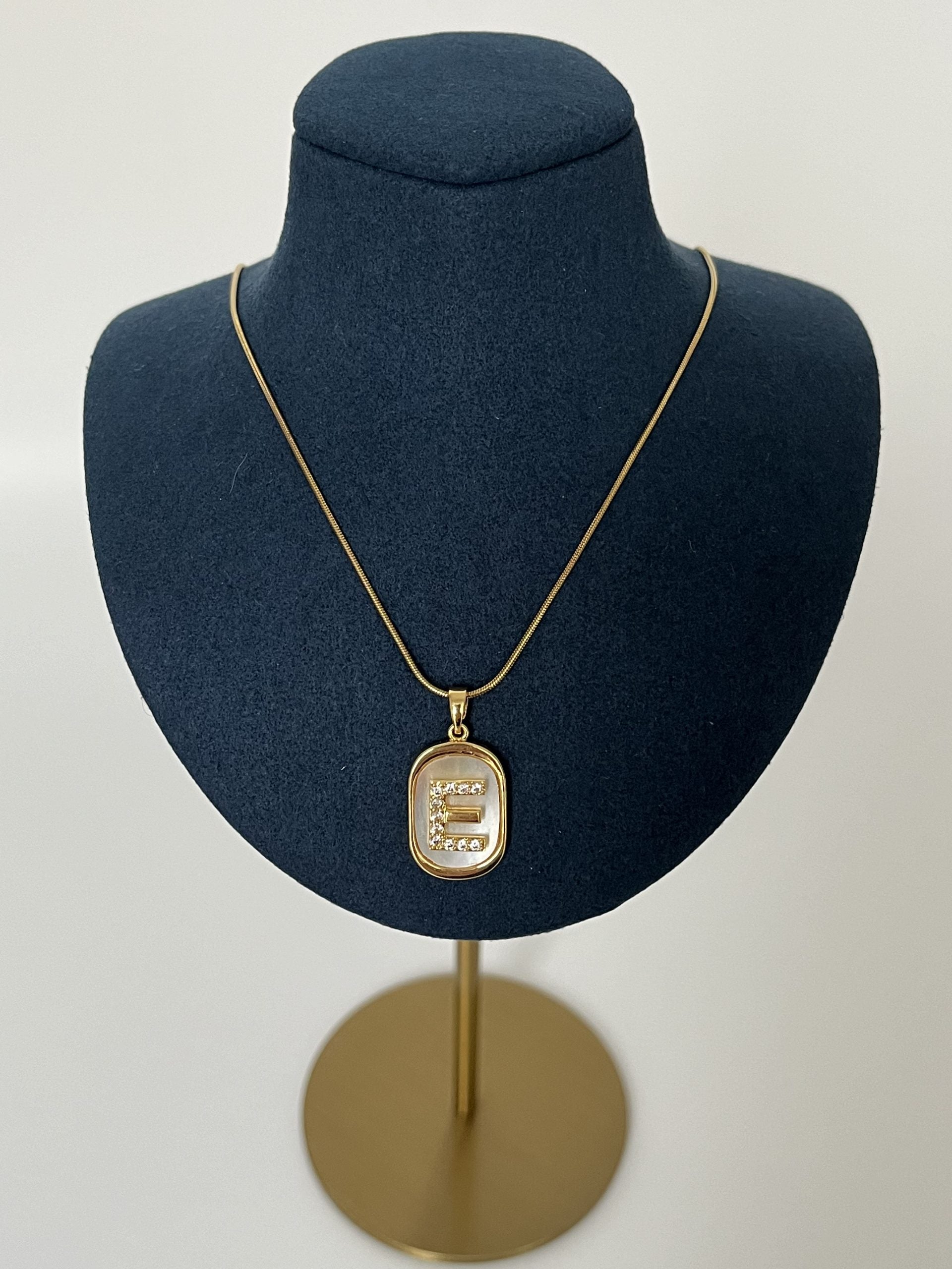 ÇELİK HARF KOLYE E