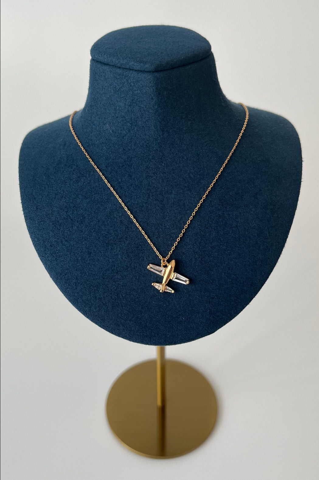 UÇAK DETAYLI GOLD ÇELİK KOLYE