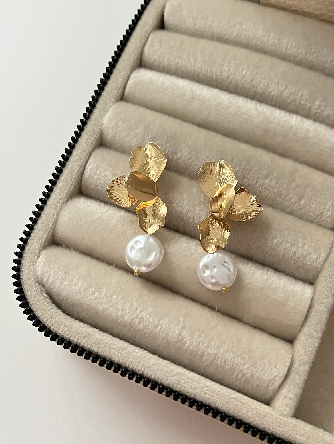 PERRAN İTHAL İNCİ DETAYLI GOLD ÇİÇEK KÜPE