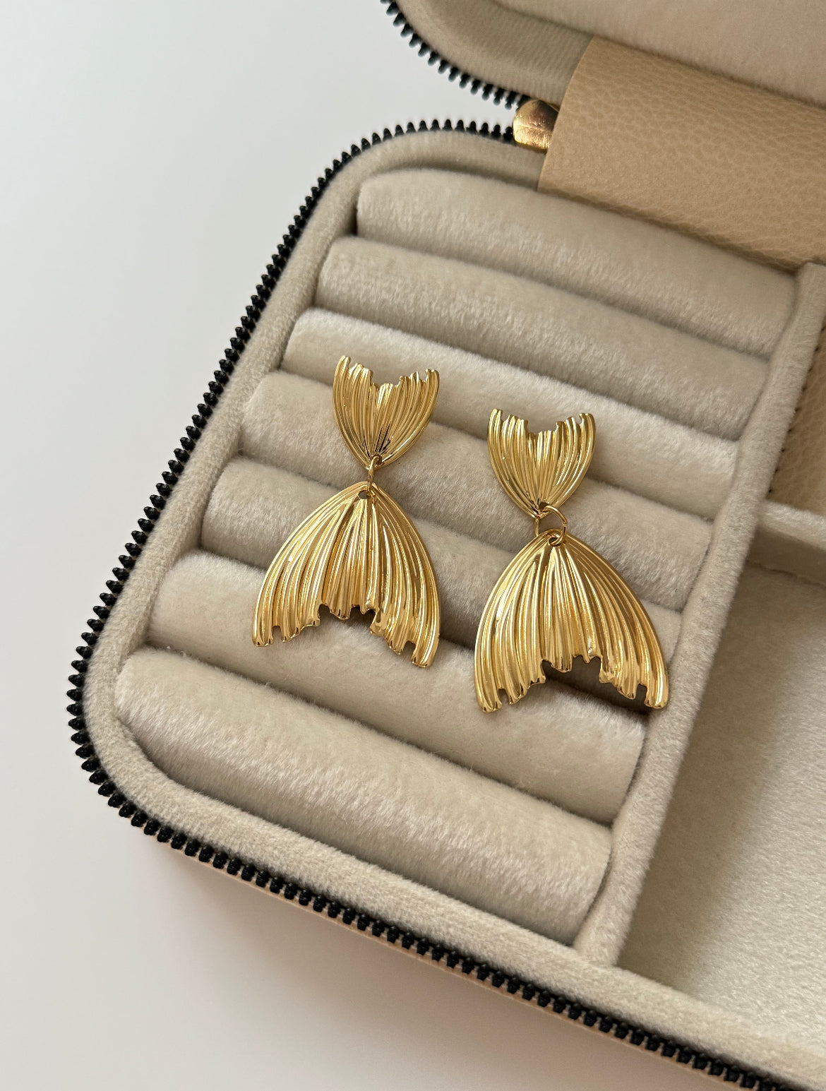 İTHAL DENİZ KIZI MODEL GOLD KÜPE