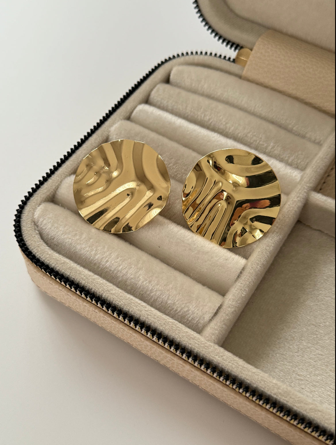 İTHAL OVAL FORM DESENLİ GOLD KÜPE