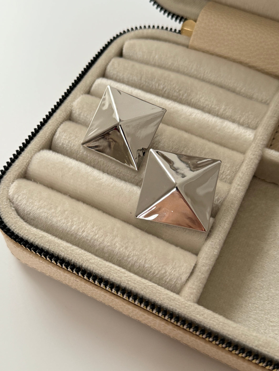 İTHAL PİRAMİT MODEL SİLVER KÜPE