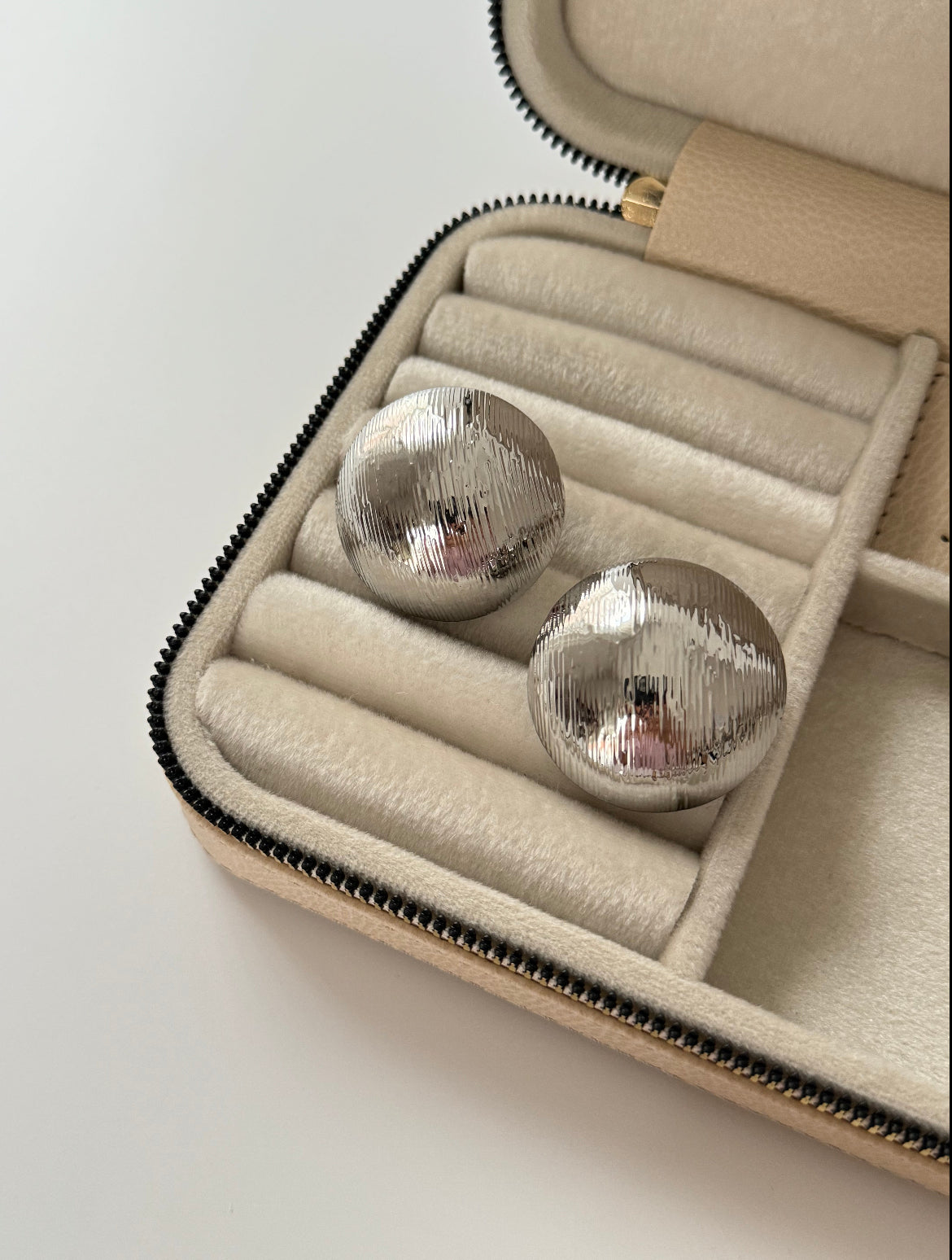 İTHAL BOMBELİ OVAL FORM SİLVER KÜPE