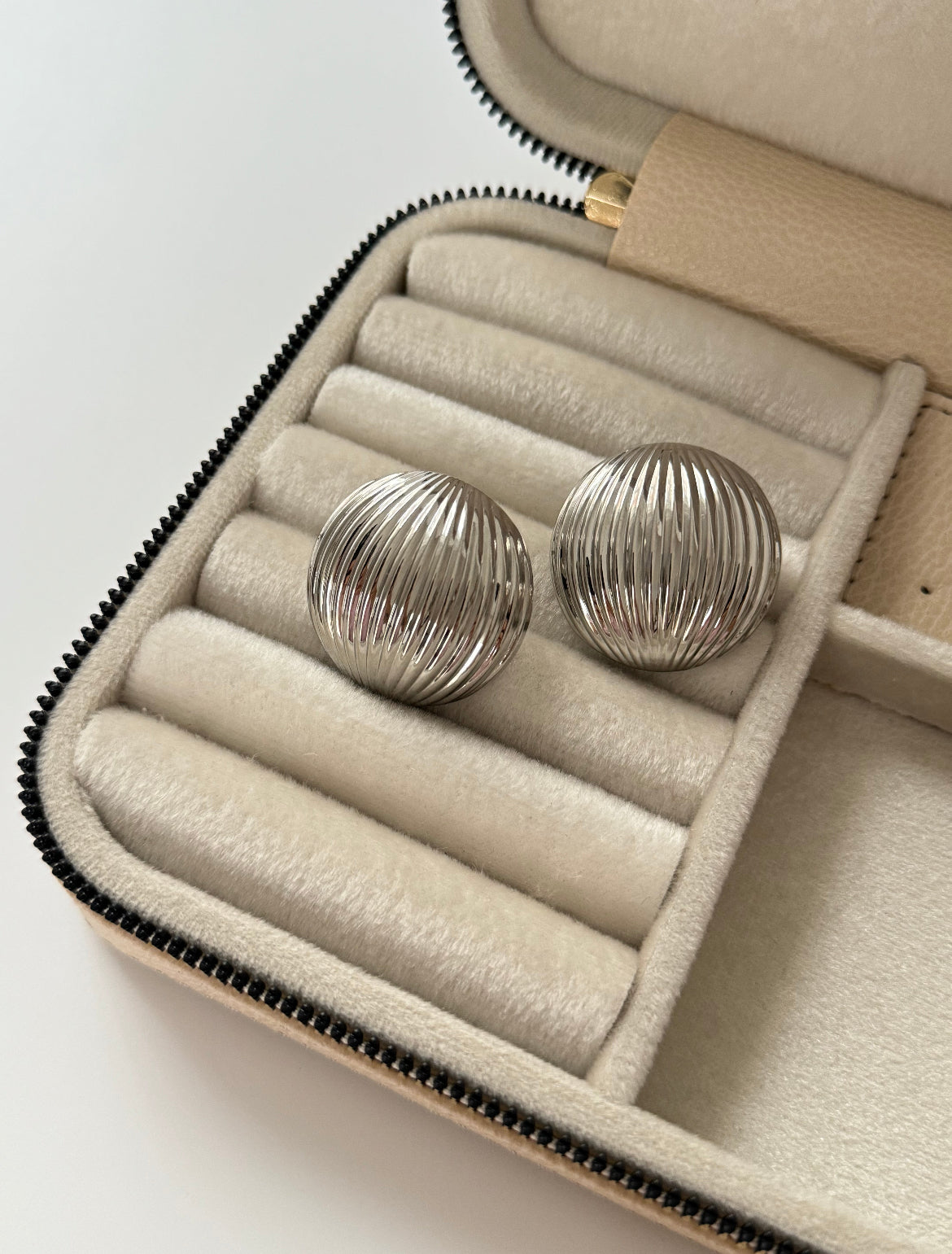 İTHAL BOMBELİ OVAL FORM SİLVER KÜPE