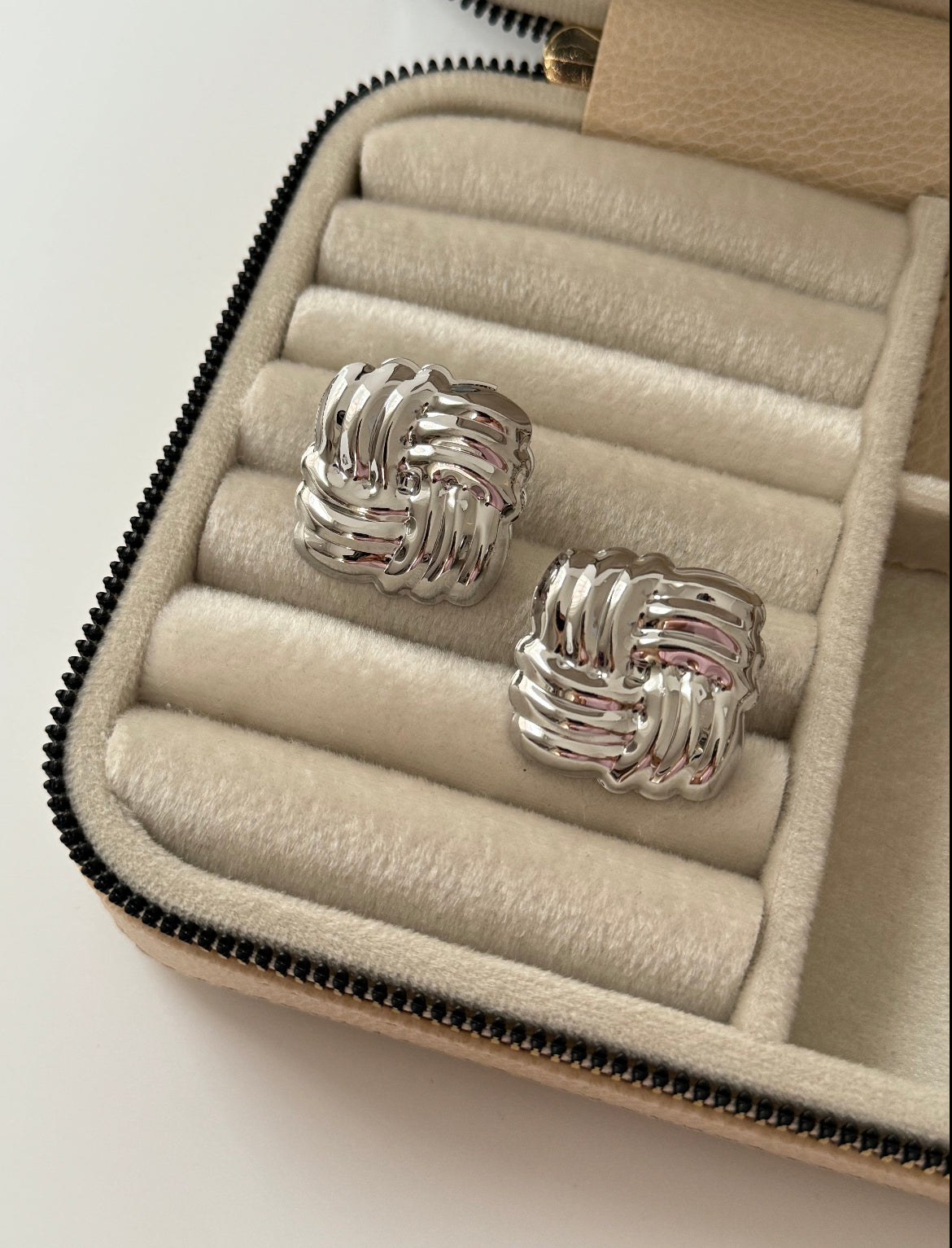 İTHAL KARE VİNTAGE SİLVER KÜPE