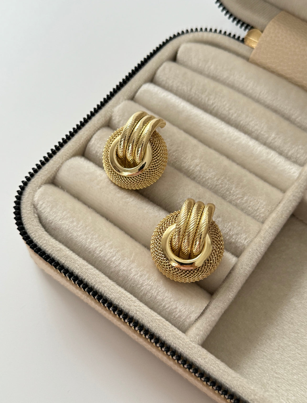 İTHAL HALKA DETAYLI GOLD KÜPE