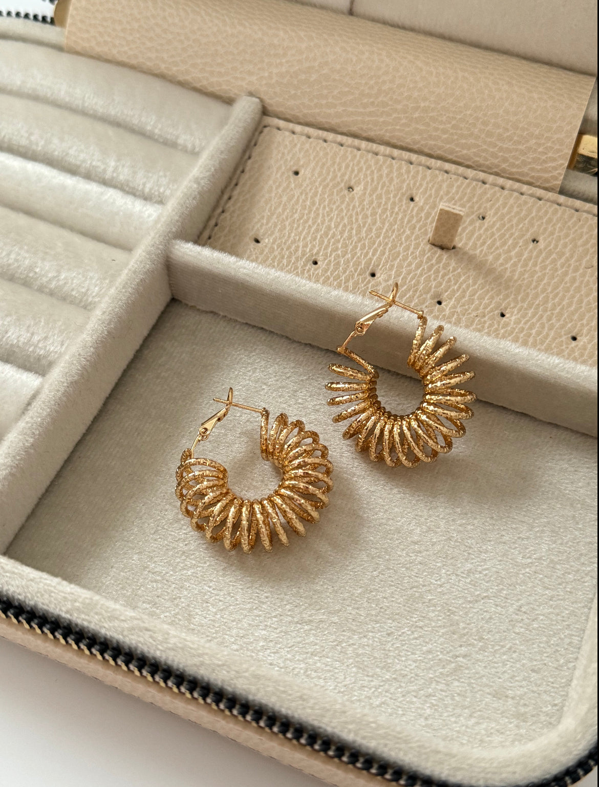 İTHAL SPİRAL DETAYLI GOLD HALKA KÜPE