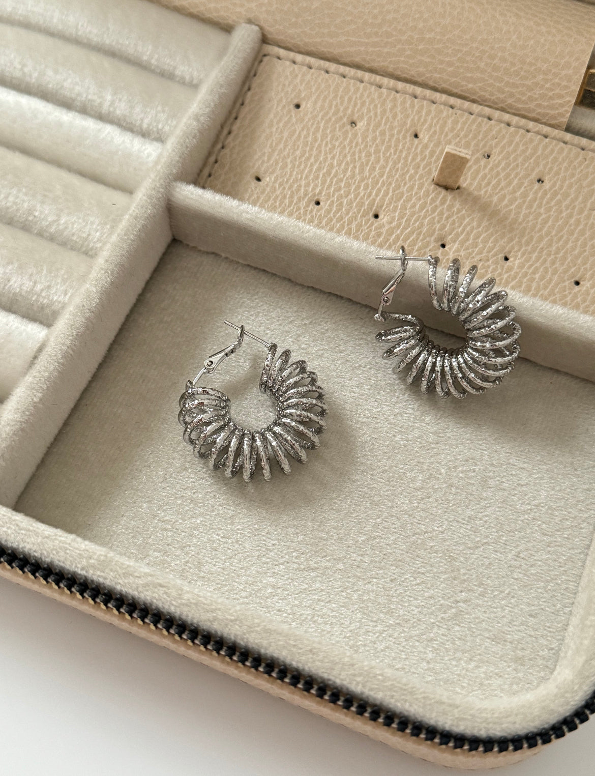 İTHAL SPİRAL DETAYLI SİLVER HALKA KÜPE