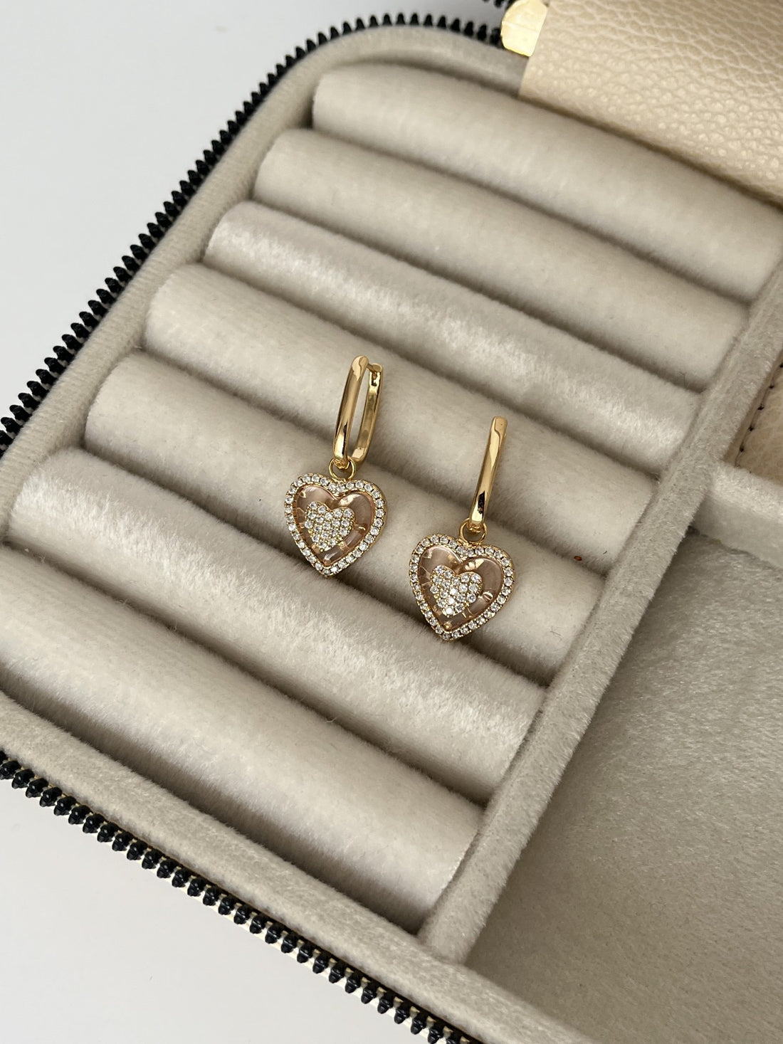 KALP DETAYLI İTHAL ZİRKON TAŞLI KÜPE