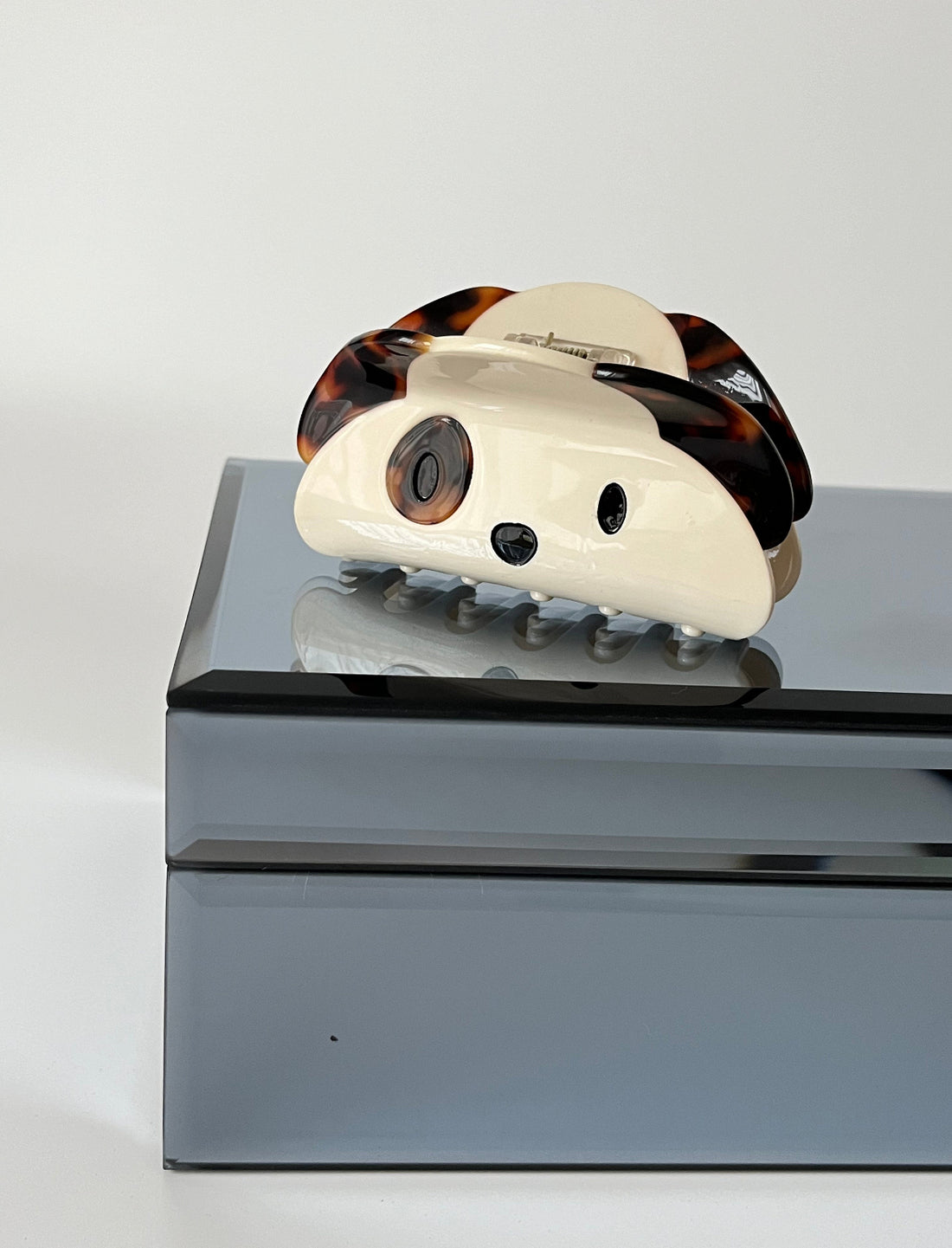 İTHAL KÖPEK DESENLİ KREM KEMİK MANDAL TOKA