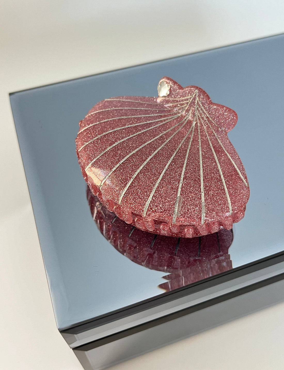 İTHAL SİMLİ DENİZ KABUĞU DESENLİ KEMİK MANDAL TOKA