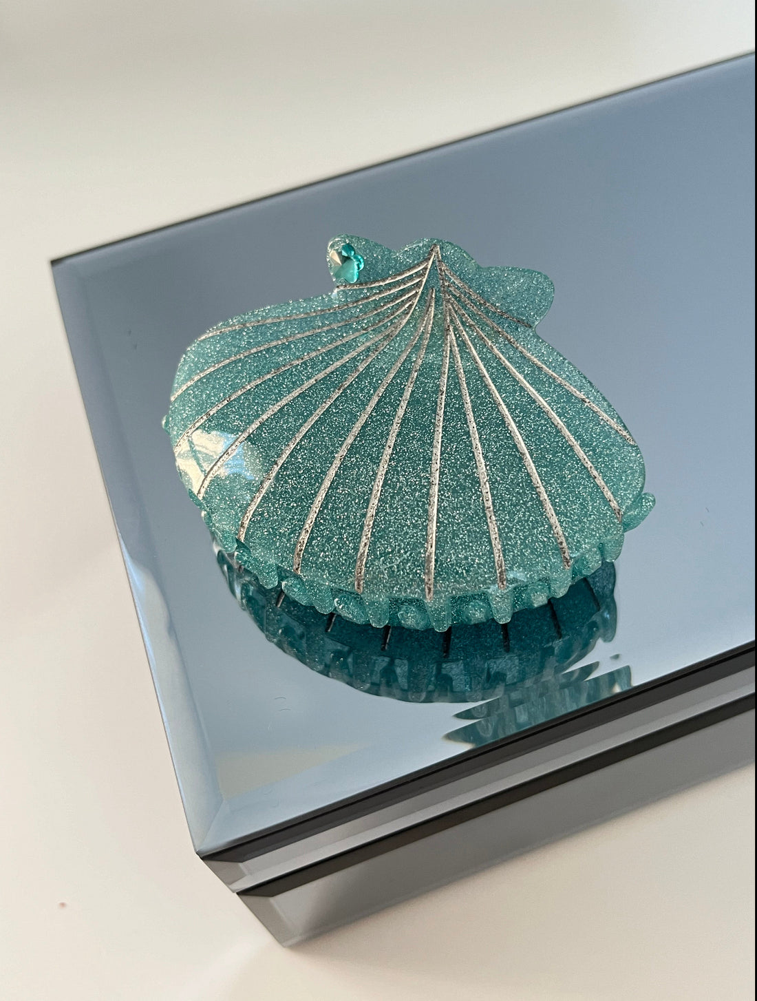 İTHAL SİMLİ DENİZ KABUĞU DESENLİ KEMİK MANDAL TOKA